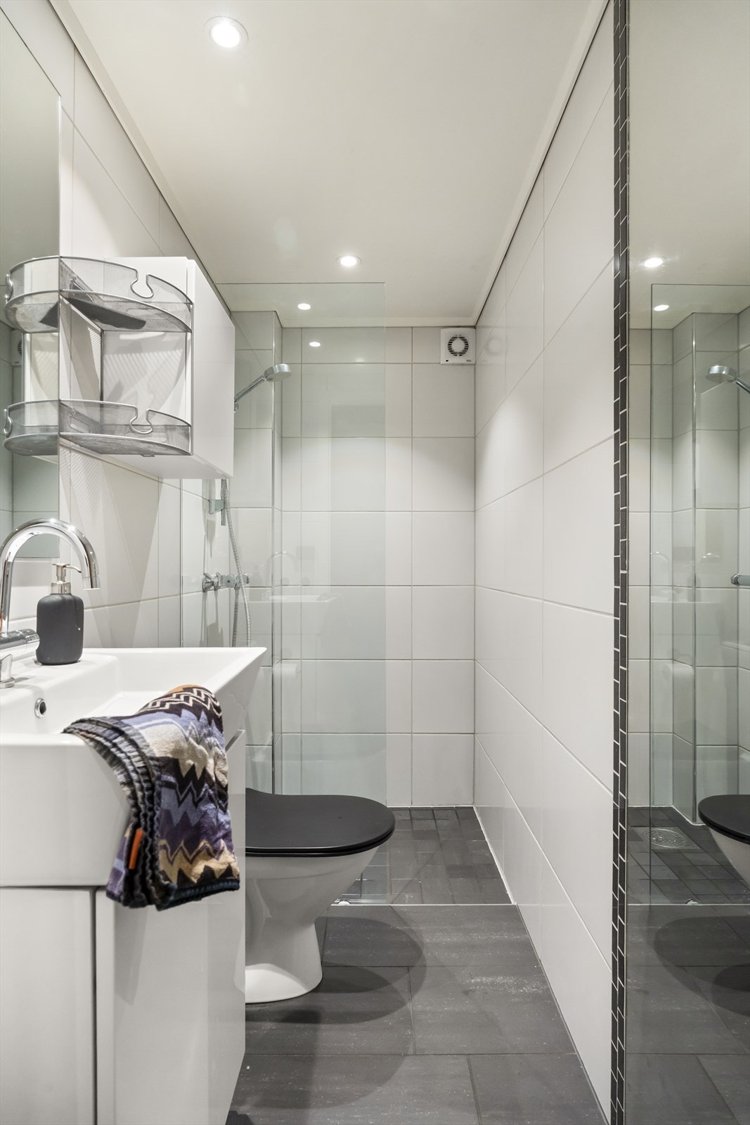 Helfliset bad med rør-i-rør system og varmekabler i gulv Galleribilde