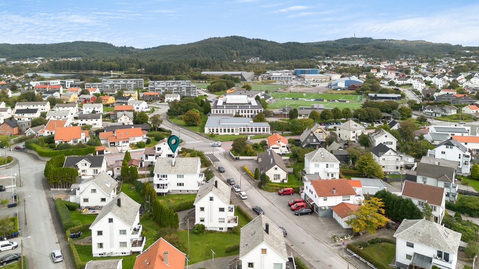I umiddelbar nærhet finner du svømmehall, ishall, klatrehall, idrettshaller, skatepark og flotte turmuligheter i Haraldsvang. Galleribilde