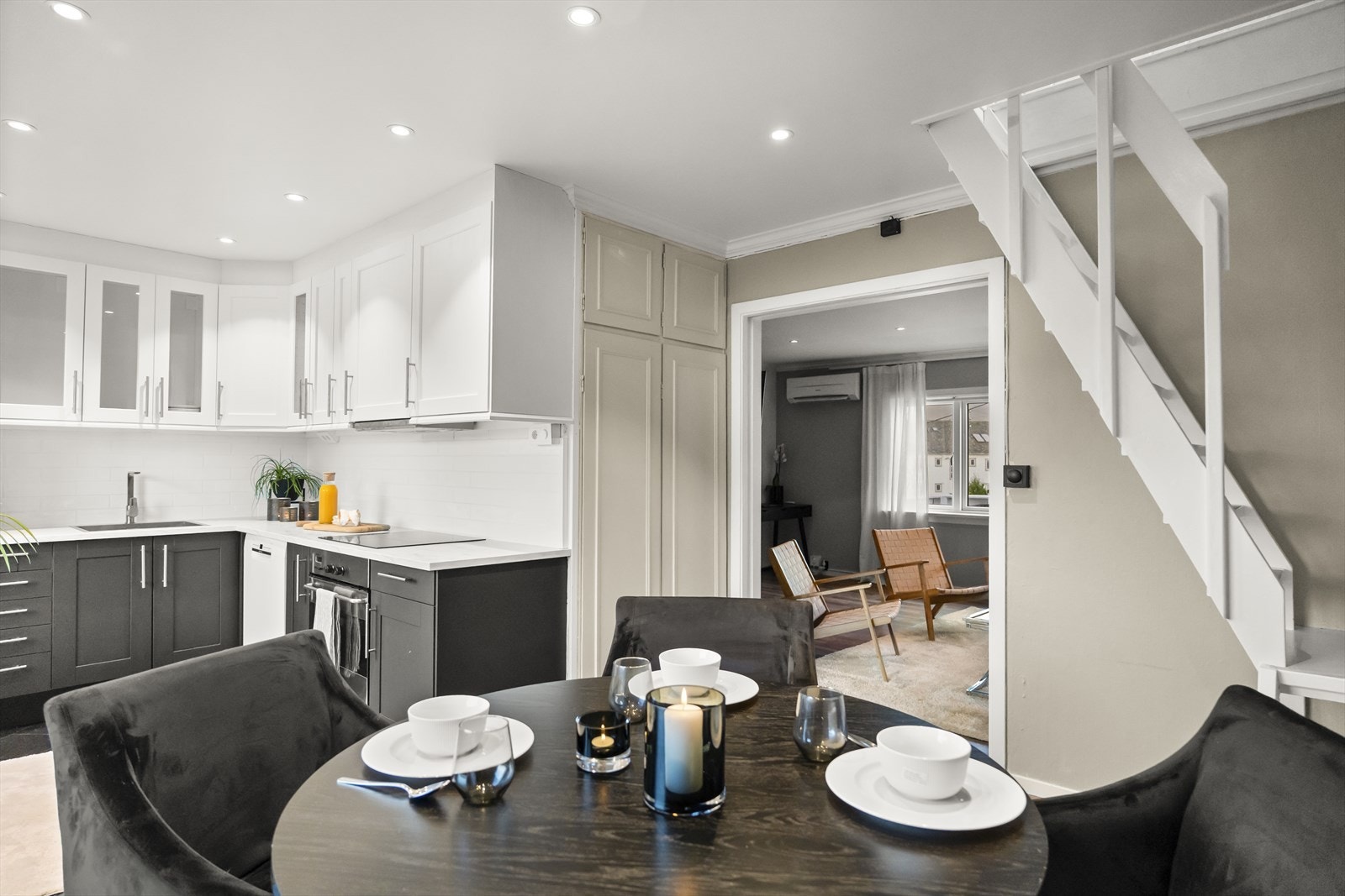 Kjøkkenet fremstår som romslig med god plass til spisegruppe Galleribilde