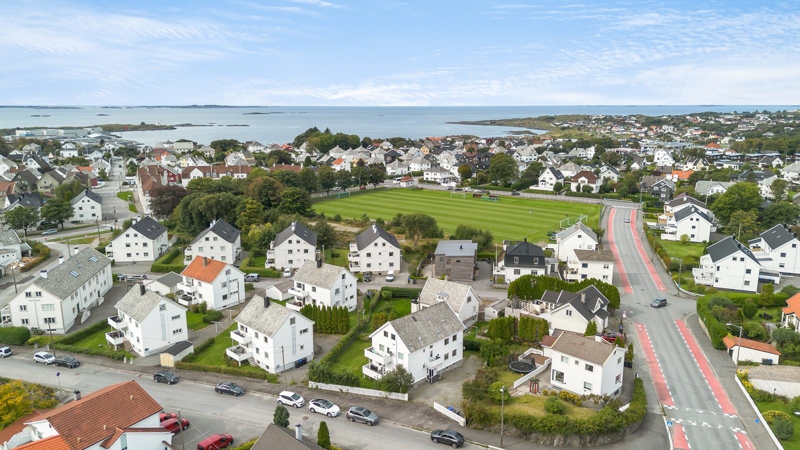 Her bor du midt i et veletablert og trivelig nabolag, med korte avstander til både natur og byliv. Gode bussforbindelser gjør det enkelt å komme seg rundt i hele Haugesund Galleribilde