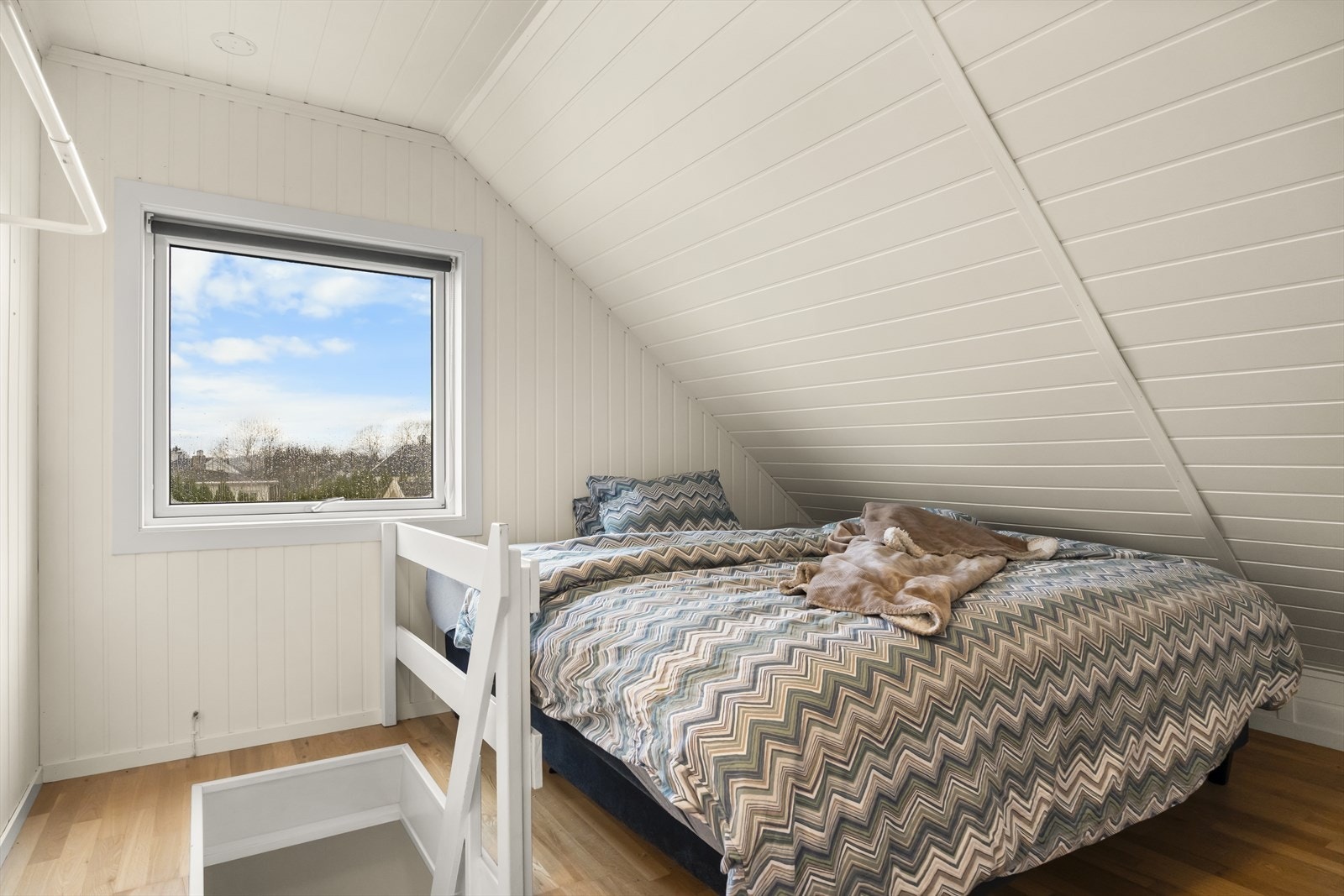 Lyst og koselig rom i loftsetasje - innredet og benyttet som soverom. (Rom innredet, ikke søkt godkjent - se punkt "Ferdigattest") Galleribilde