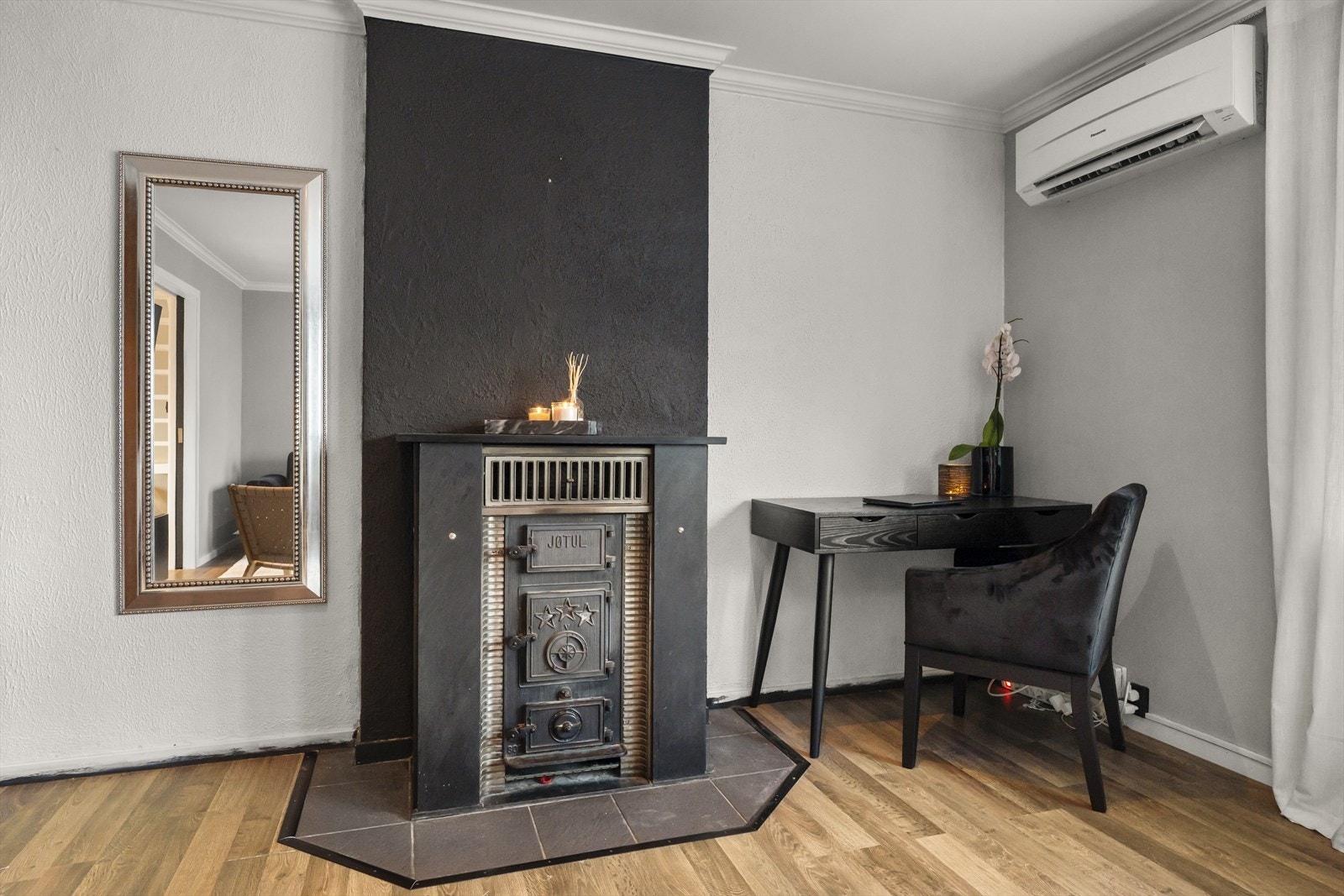 Kombinasjon av vedovn og luft-til-luft varmepumpe gir god varme og lavere strømkostnader Galleribilde