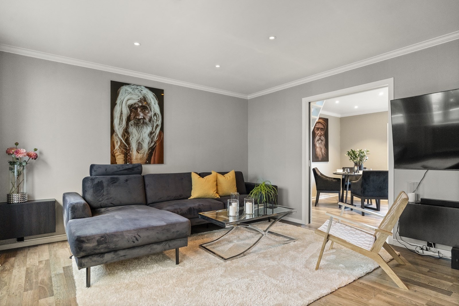 Stue med malte flater, laminatgulv og downlights i himling Galleribilde