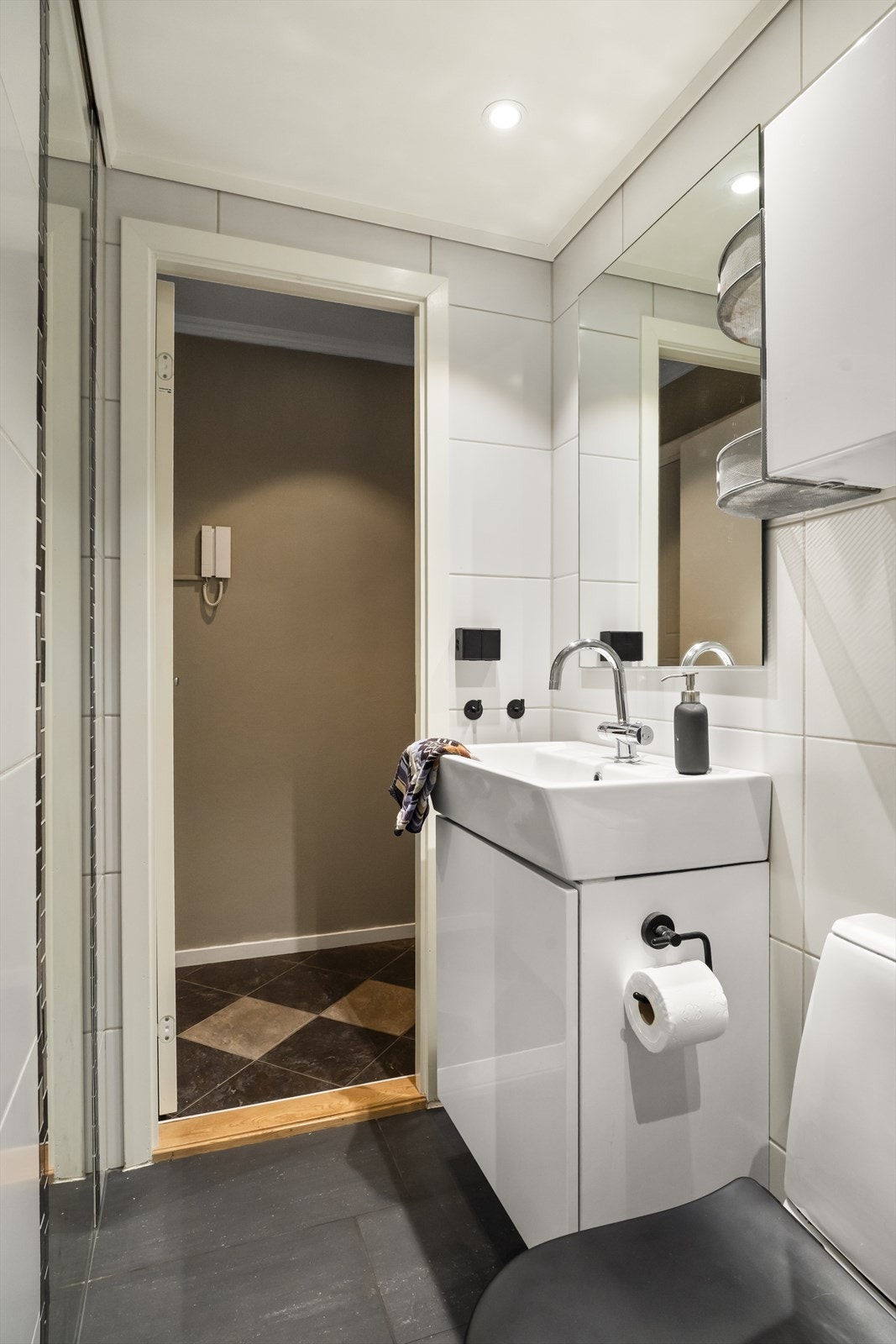 Vegghengt servant og downlights i himling Galleribilde