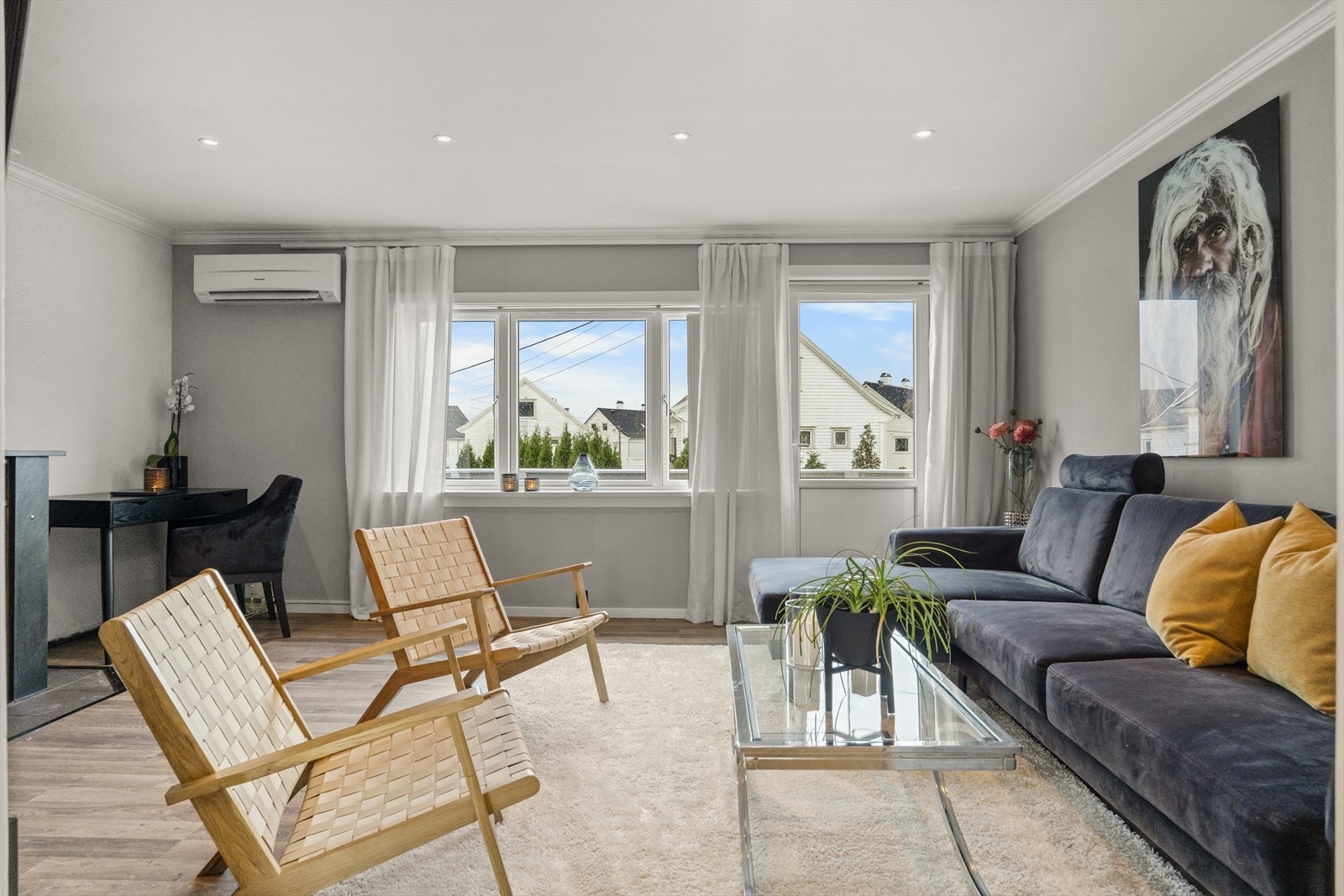 Store vindusflater gir godt med naturlig lys og åpen romfølelse Galleribilde