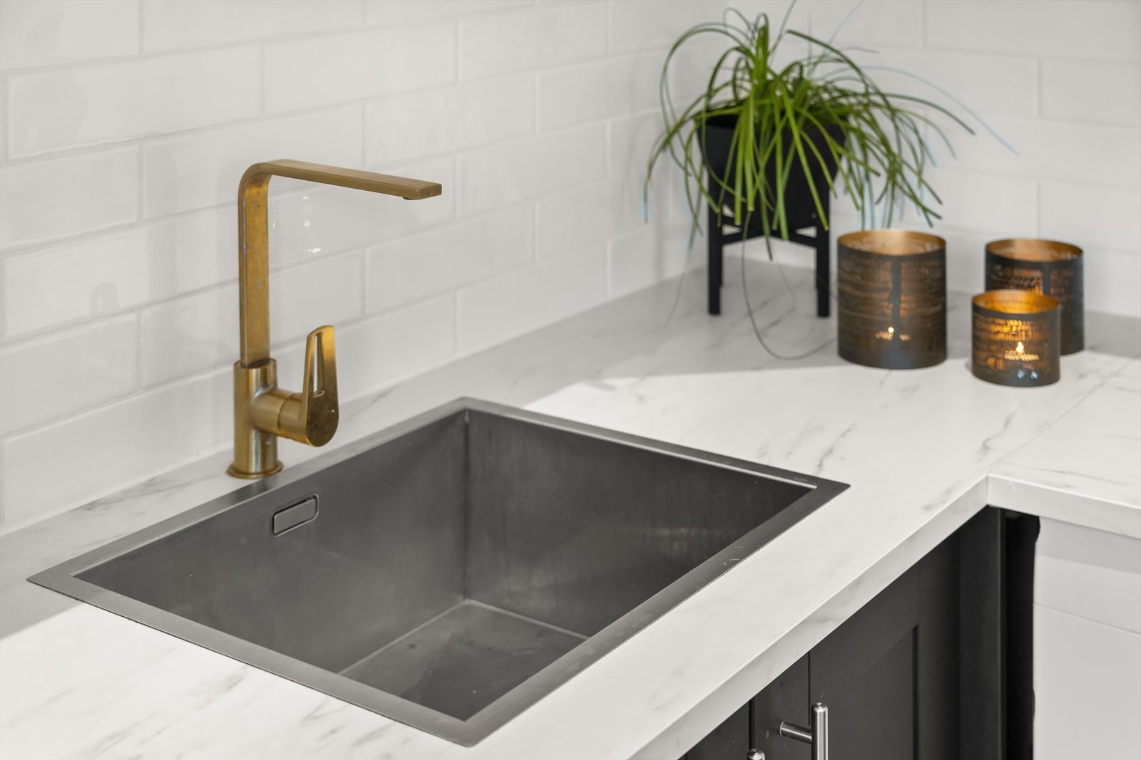 Nedfelt vask og benkeplate i marmormønstret laminat Galleribilde