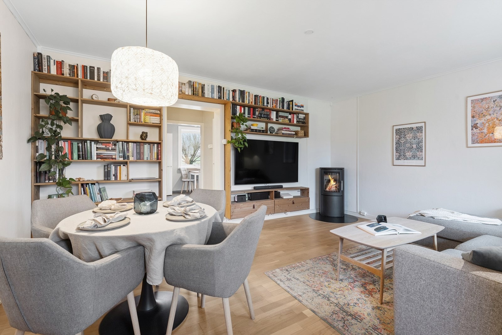 Boligen er gjennomgående og gulvet er 3-stavs parkett. Galleribilde