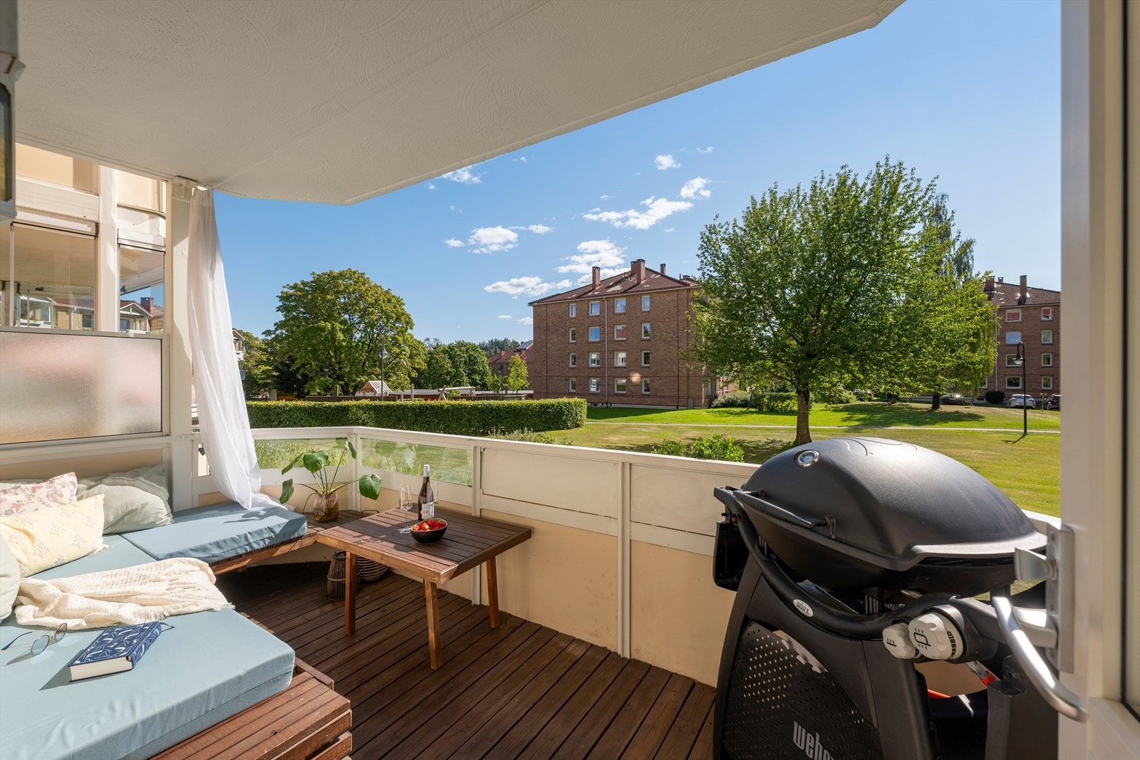 Balkongen er på hele 7,5 kvm og vender mot rolige, grønne omgivelser. (Bilder av balkongen tatt på sommerstid) Galleribilde