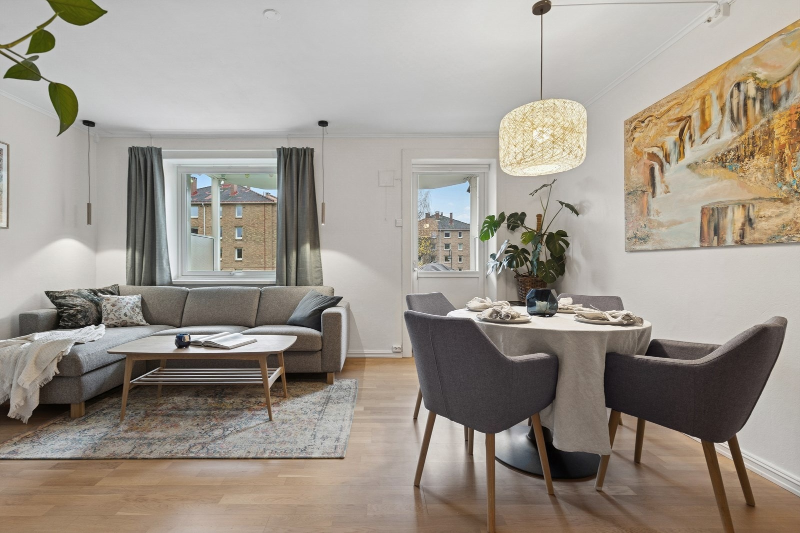 Fra stuen er det adgang til boligens sydvendte balkong. Galleribilde