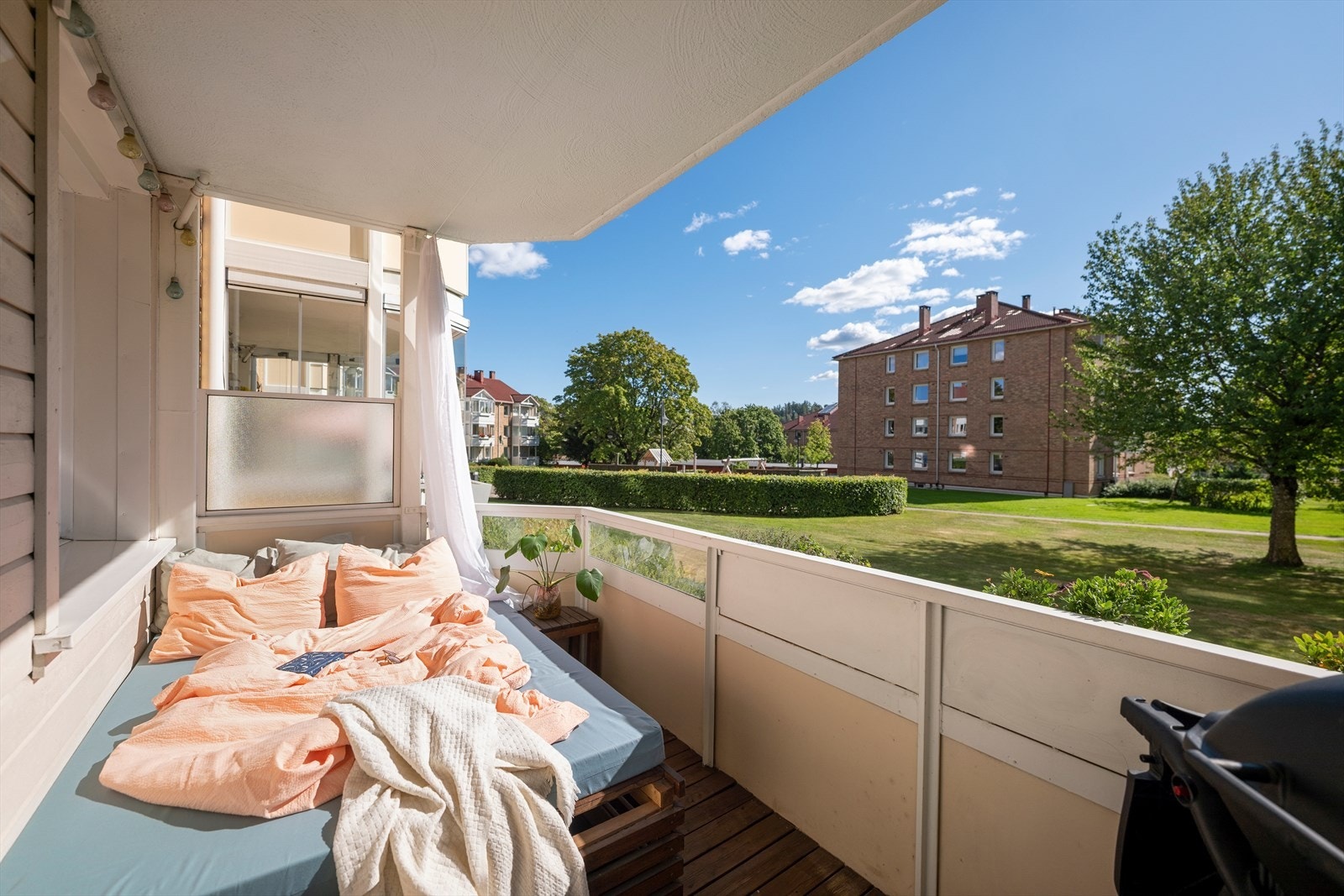 Balkongen byr også på en plassbygget sofa, som kan gjøres om til en solseng. Så her kan du nyte hyggelige sommerdager! Galleribilde