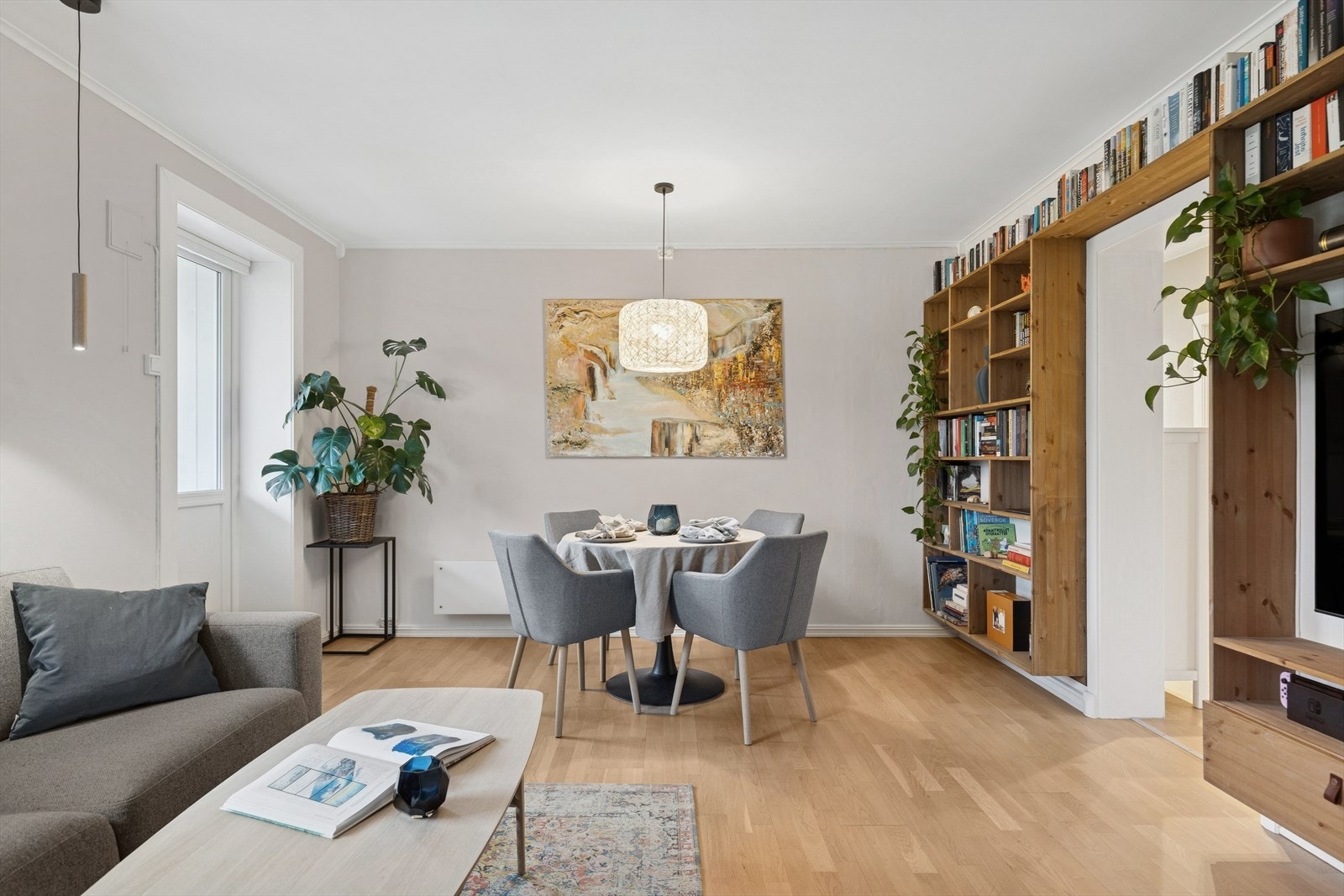 Stuen er lys og romslig og det er det godt med rom for ønsket møblering Galleribilde