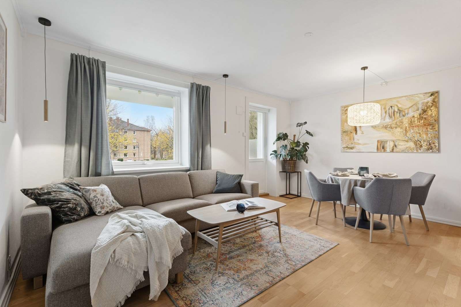 Velkommen til denne sjarmerende 3-romsen på teisen! Galleribilde