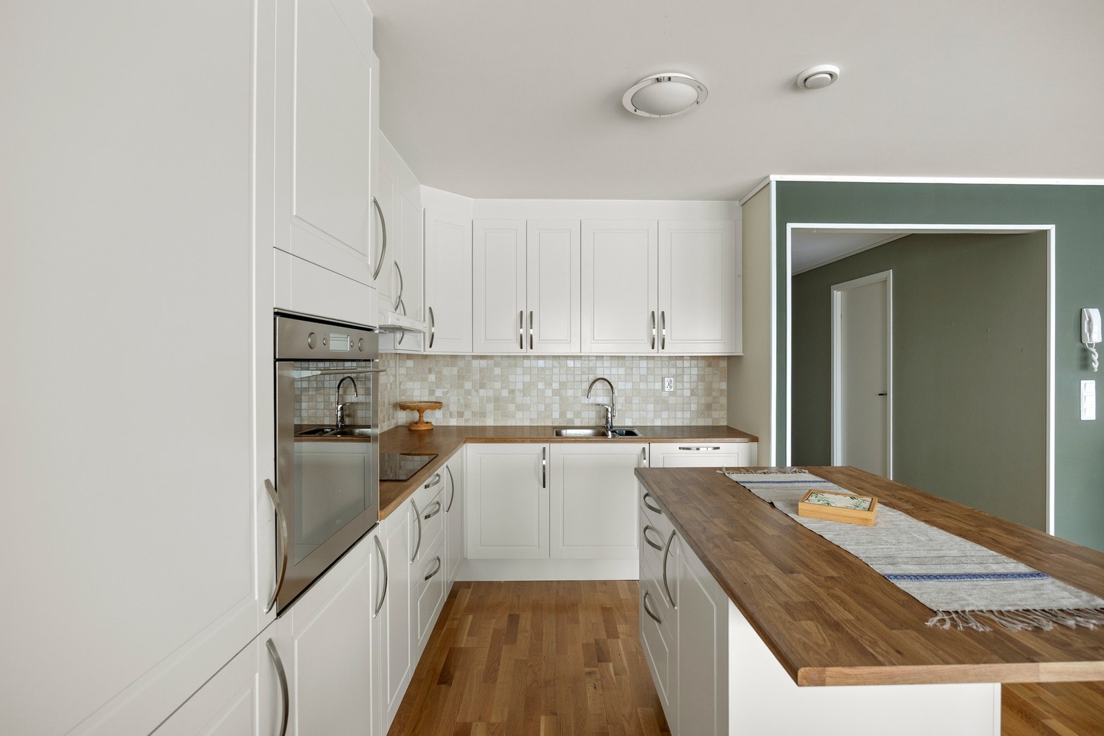 Ved kjøkkenøya kan man innta en kjapp frokost, eller underholde gjestene samtidig som middagen gjøres klar! Galleribilde