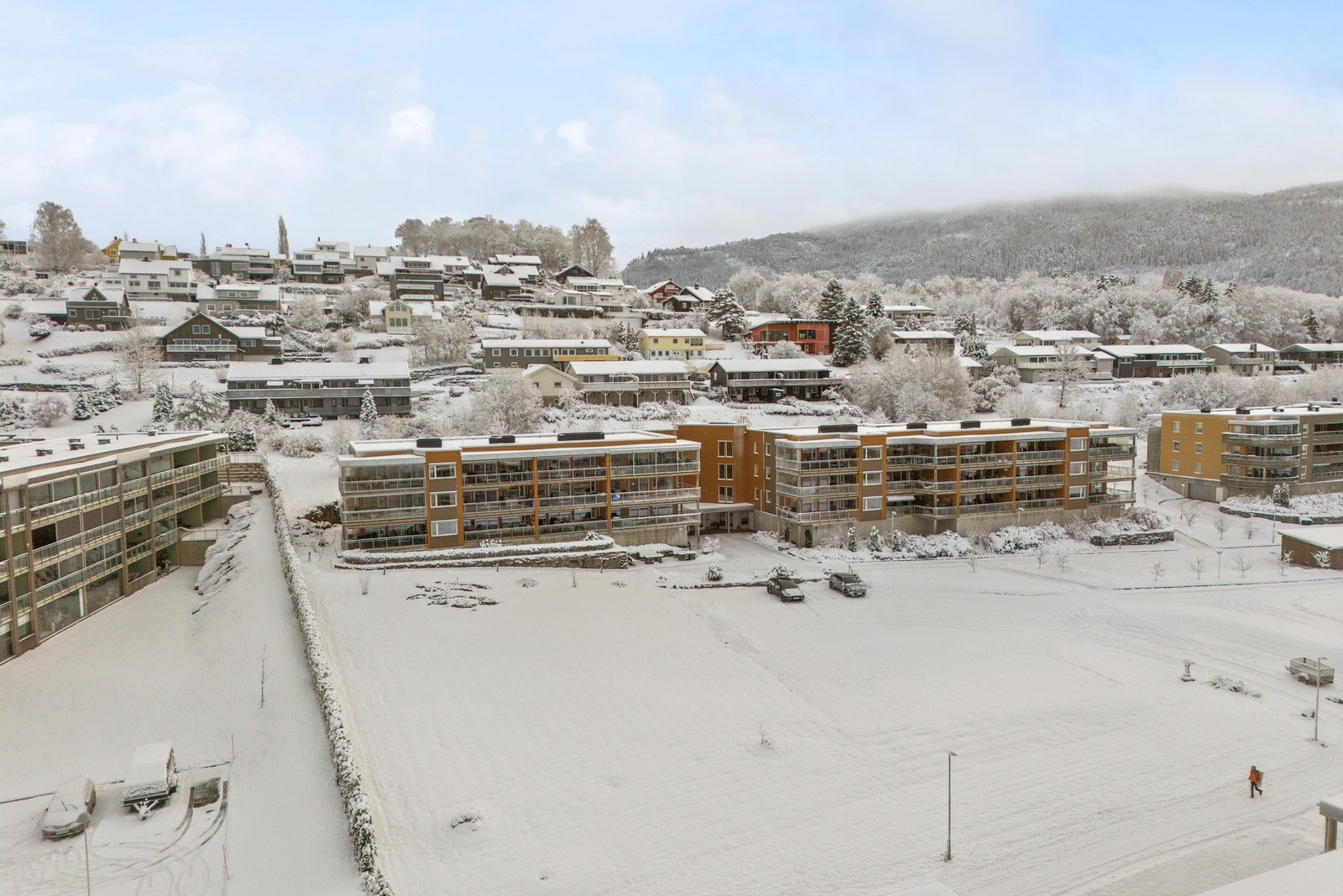 Det er også kort vei til turområder som bl. a. Oftenåsen, Rauåsen m.m. Galleribilde
