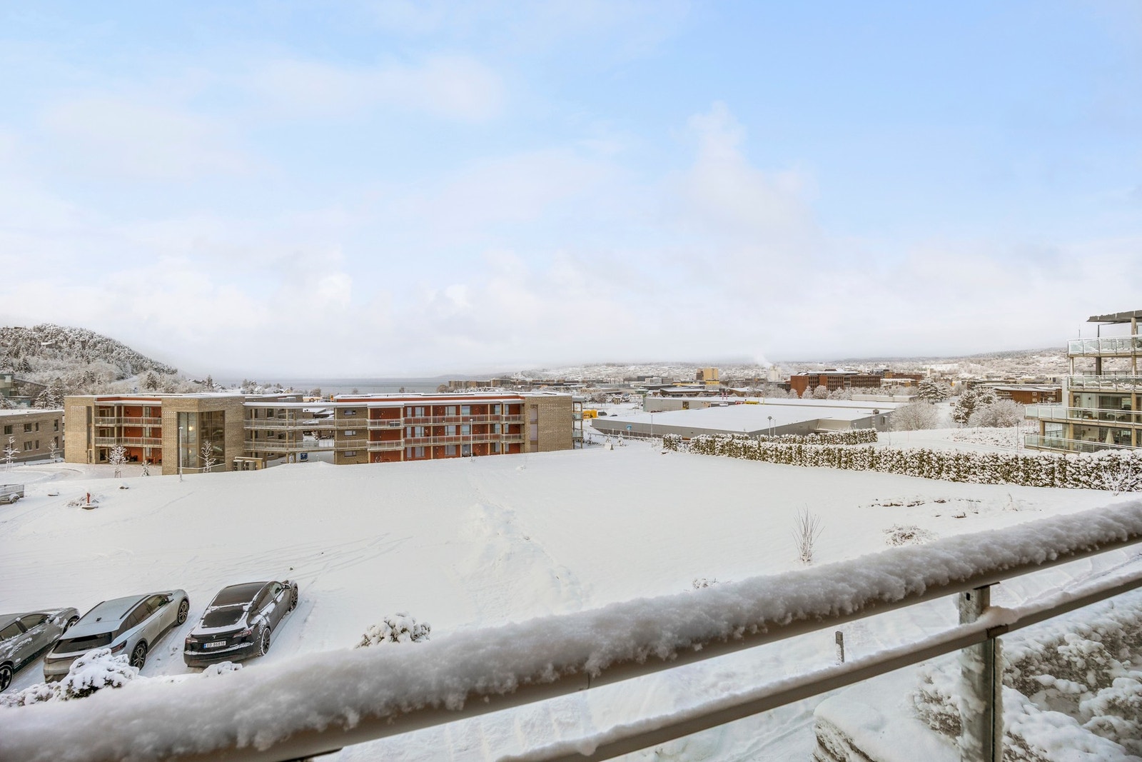 Vid utsikt til sjøen og over byen Galleribilde