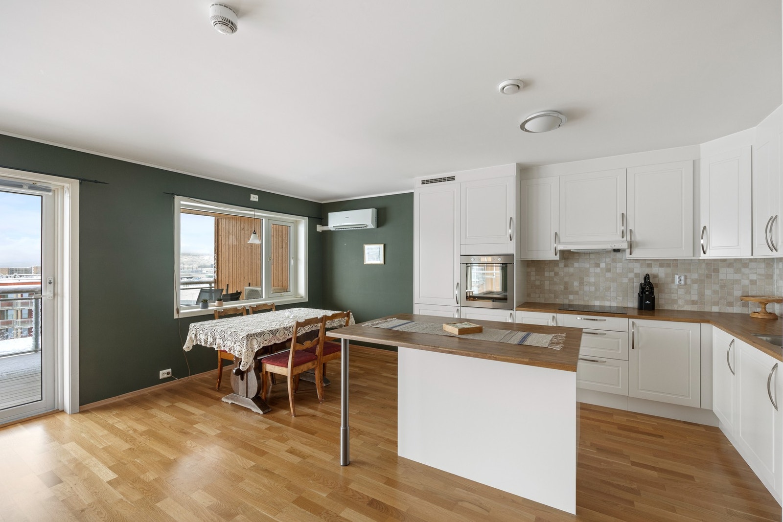 Praktisk kjøkkeninnredning med kjøkkenøy Galleribilde