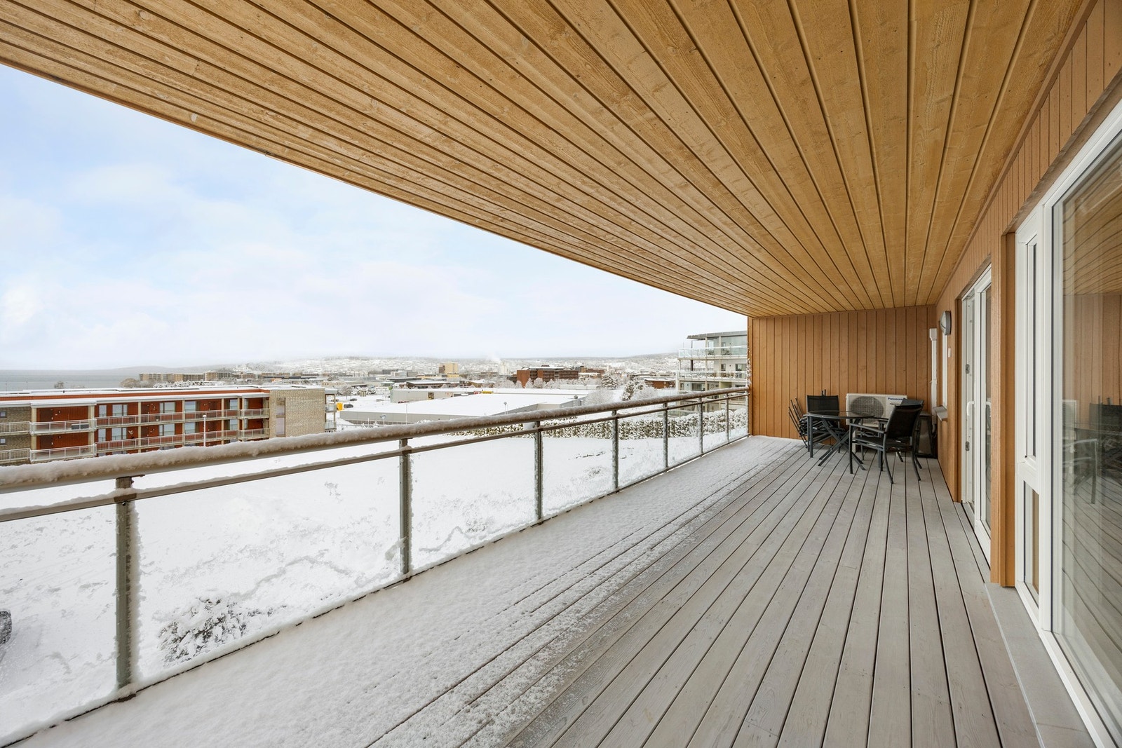 Balkongen måler ca 30 kvm og har god plass til utemøblement Galleribilde