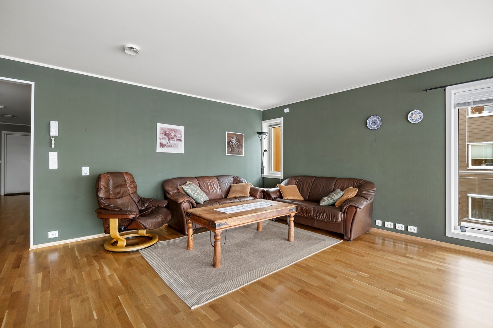 Det er god plass til sofagruppe i stuen Galleribilde