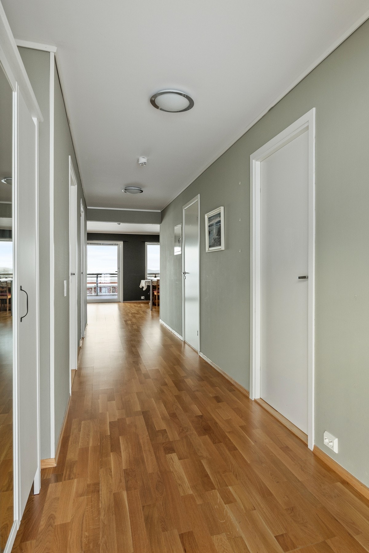 Gang med dør inn til tre soverom, bod og bad/vaskerom Galleribilde