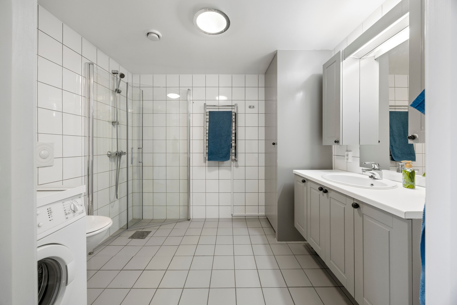 Bad/vaskerom - ca 6 kvm. Flislagte overflater med gulvvarme Galleribilde