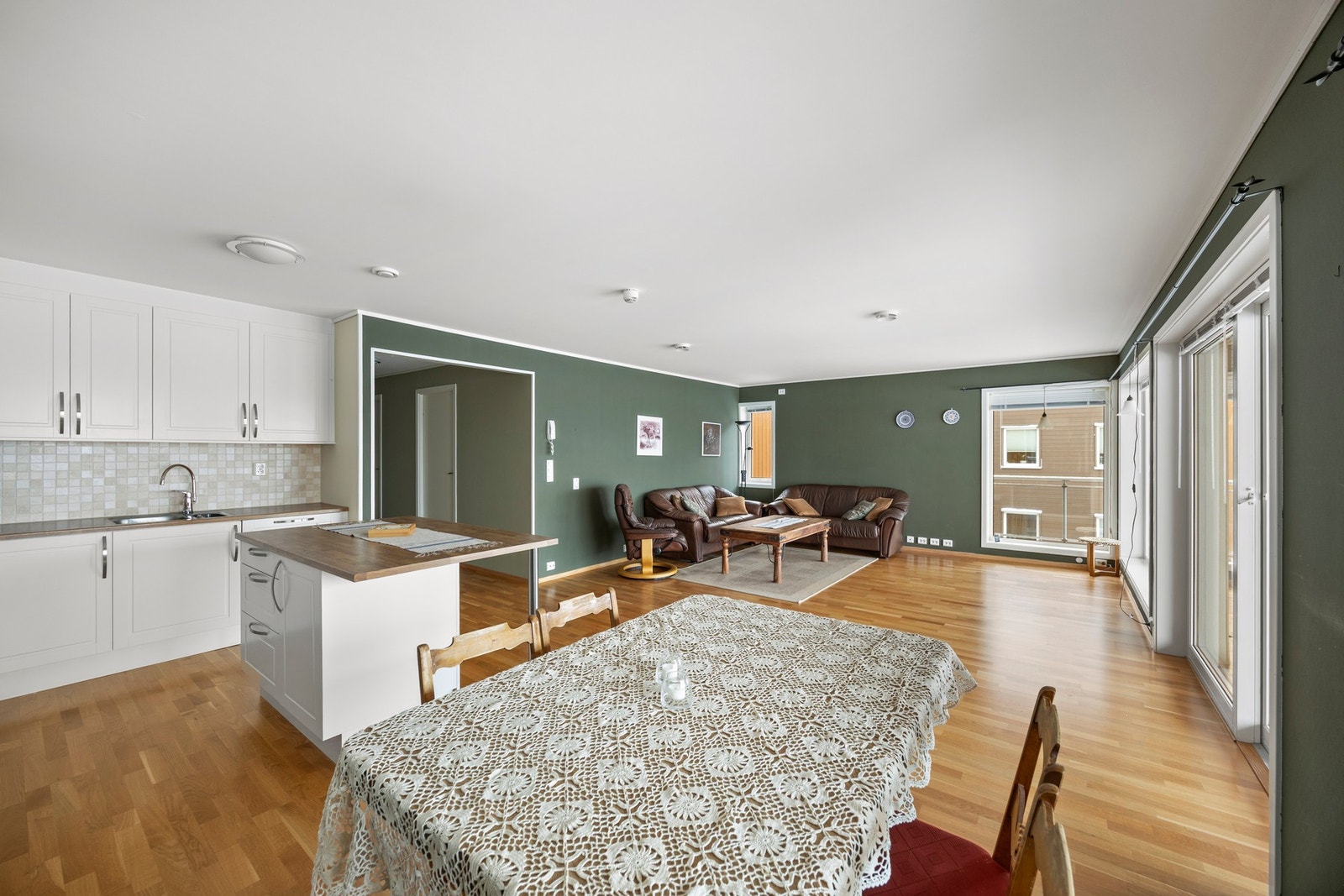 Kjøkken og stue i åpen løsning Galleribilde