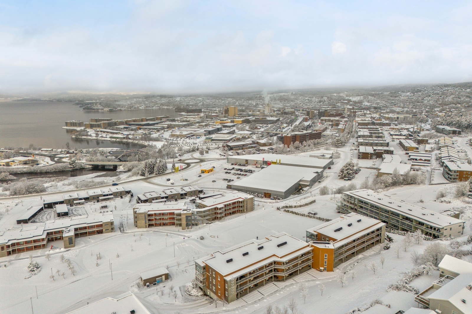 Sentral beliggenhet med gangavstand til matbutikk, barnehage, skoler, sentrum, m.m. Galleribilde