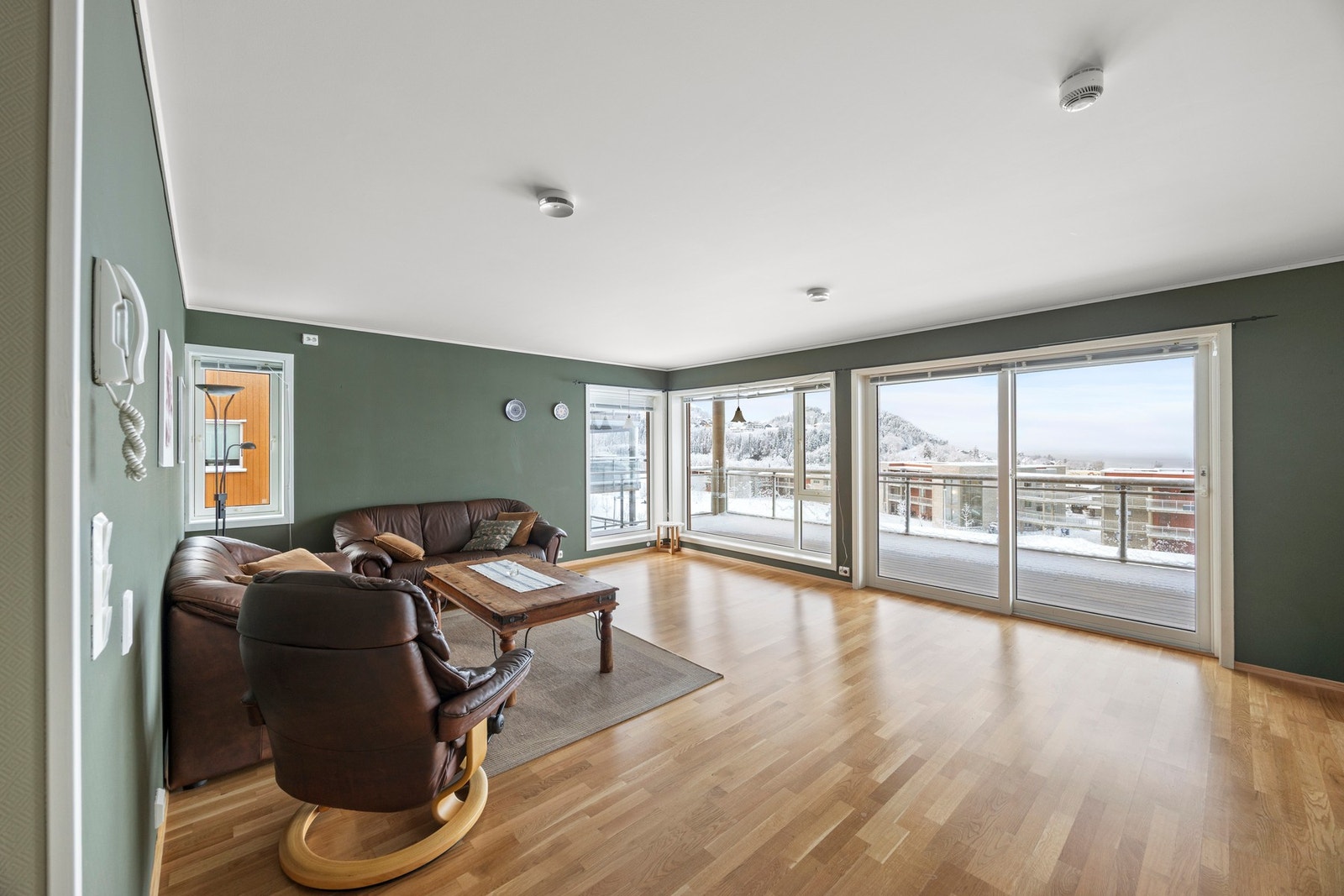 Entré, gang, stue og kjøkken måler til sammen ca 51,5 kvm Galleribilde