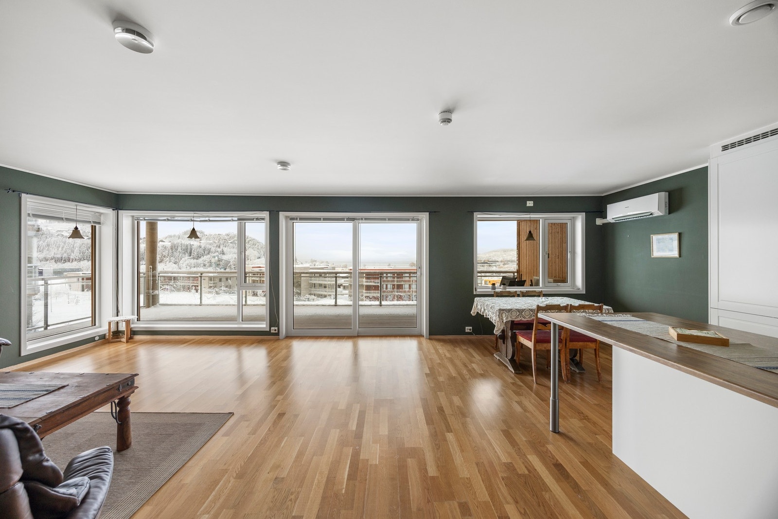 Attraktiv fireromsleilighet med generøse vindusflater som lar den vakre fjordutsikten stå i fokus! Galleribilde