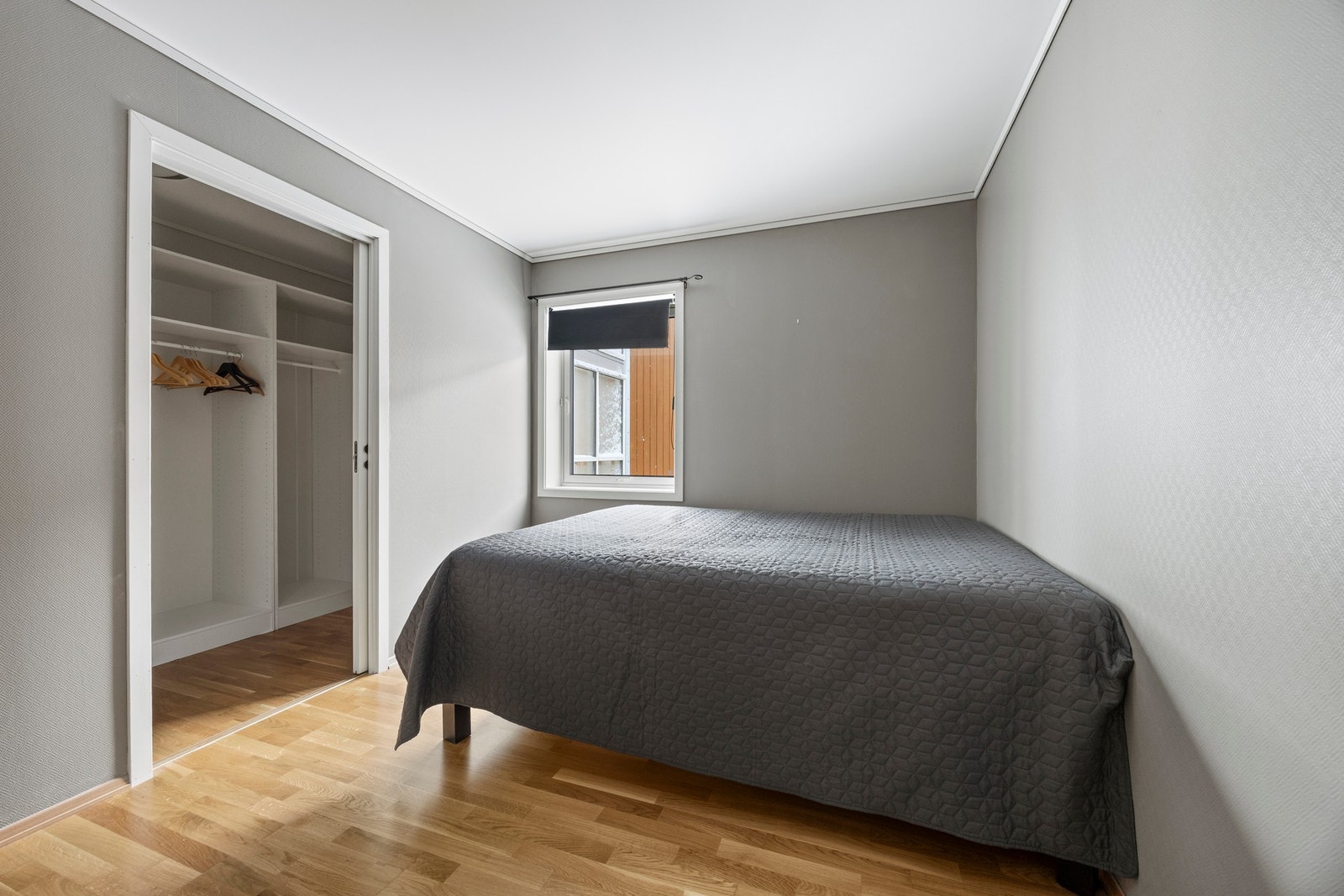 Soverom - ca 11 kvm. Dør inn til bod på ca 5 kvm Galleribilde