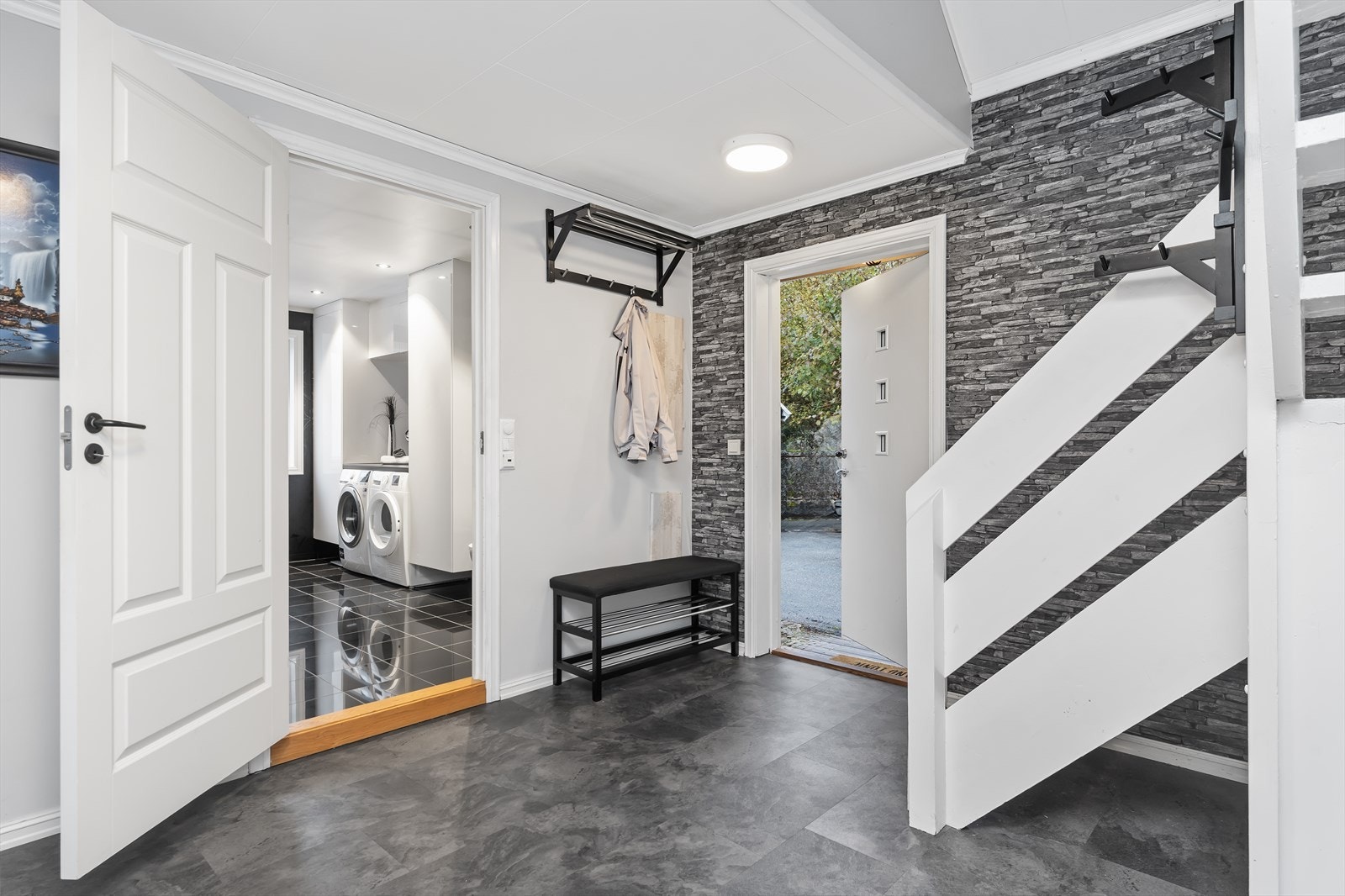 I entrè ser vi inn til bad/vaskerom Galleribilde