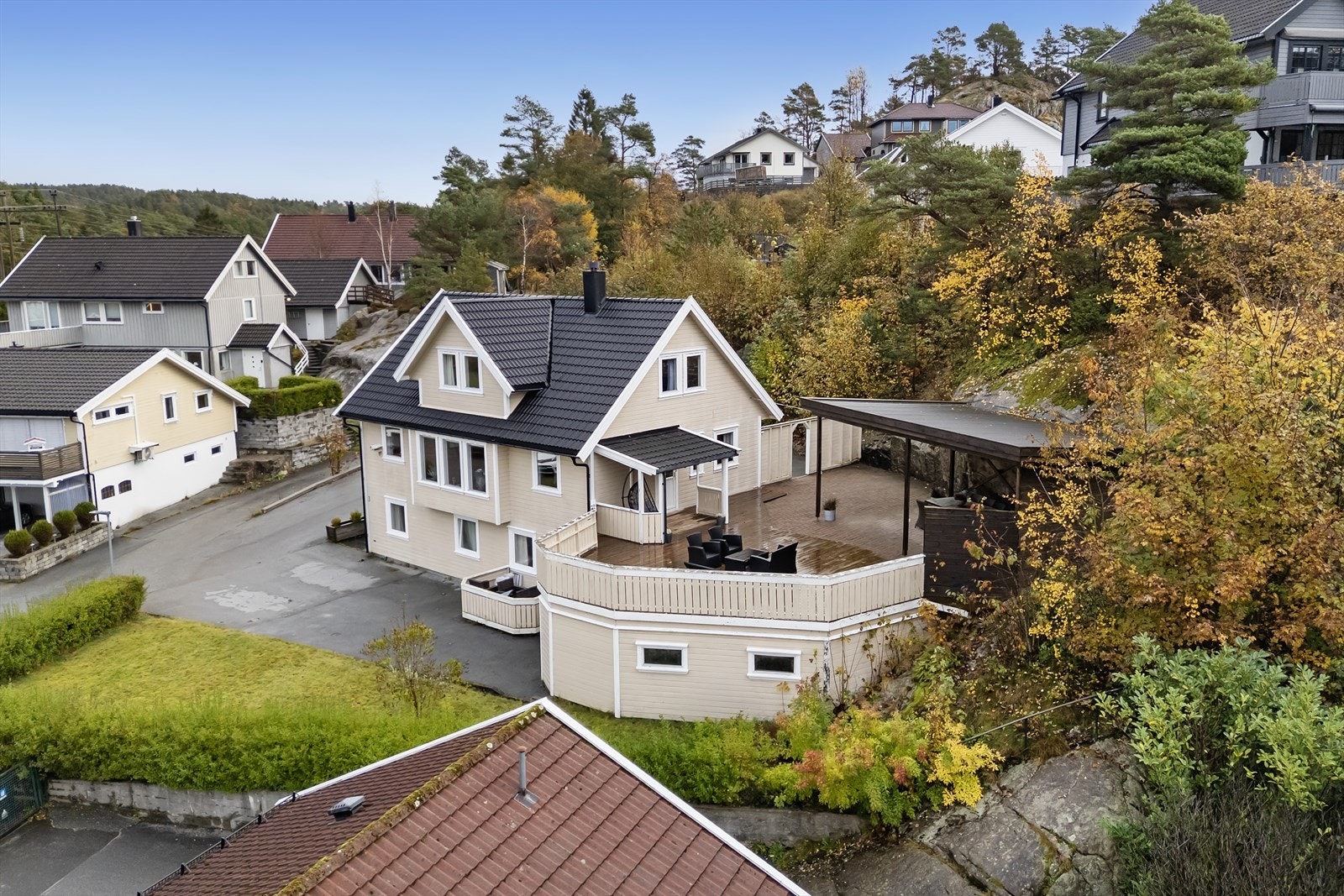 Stor og romslig familiebolig med utleiedel Galleribilde