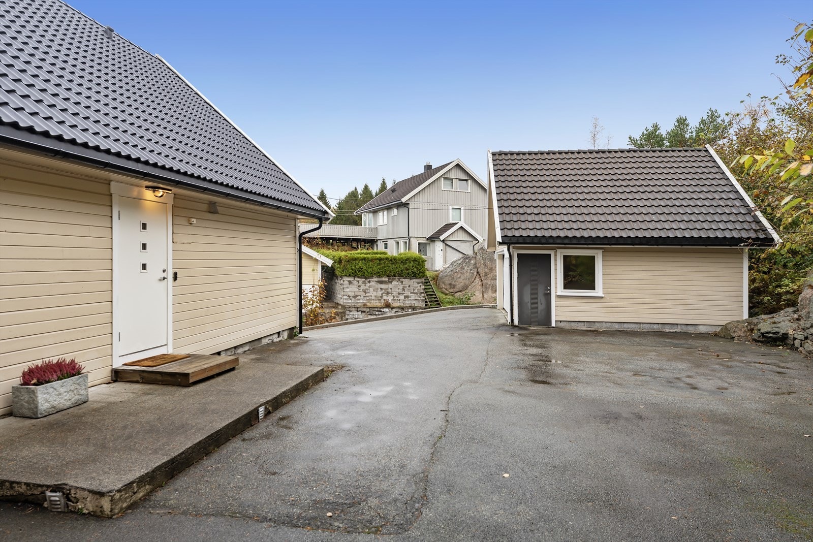 Det er godt med parkeringsplass ute og i dobbel garasje Galleribilde