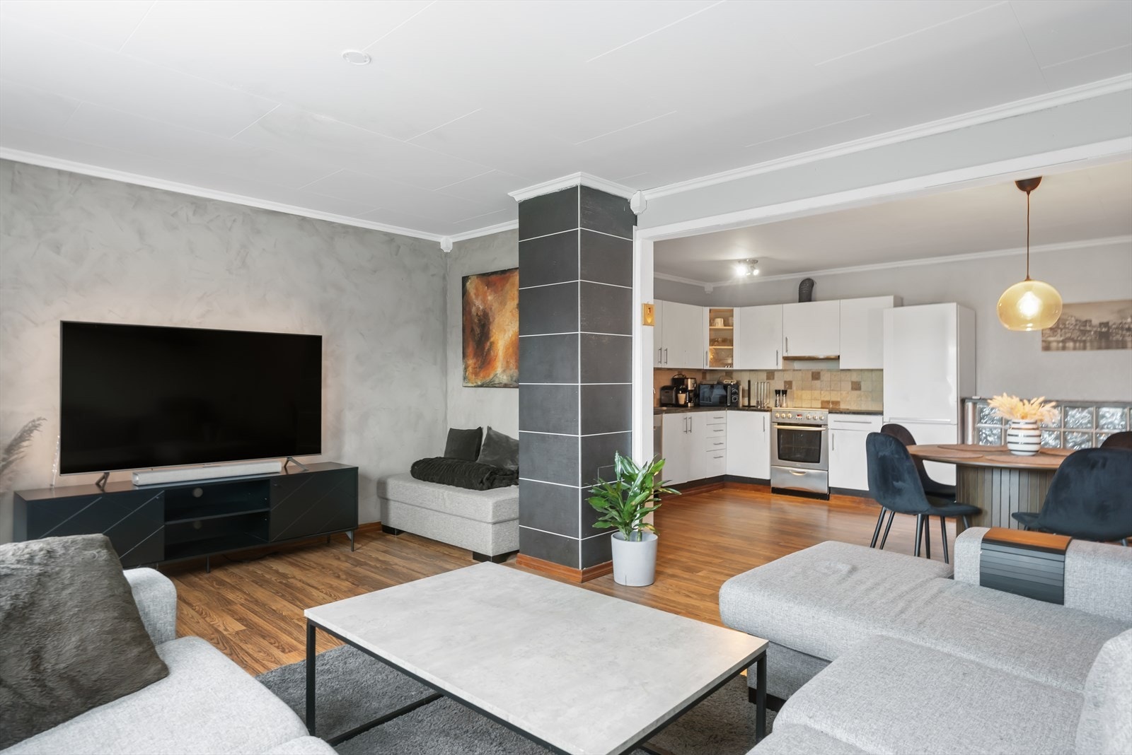 Da er vi i leiligheten, her er det stue/kjøkken, to soverom, gang,
bad og bod Galleribilde