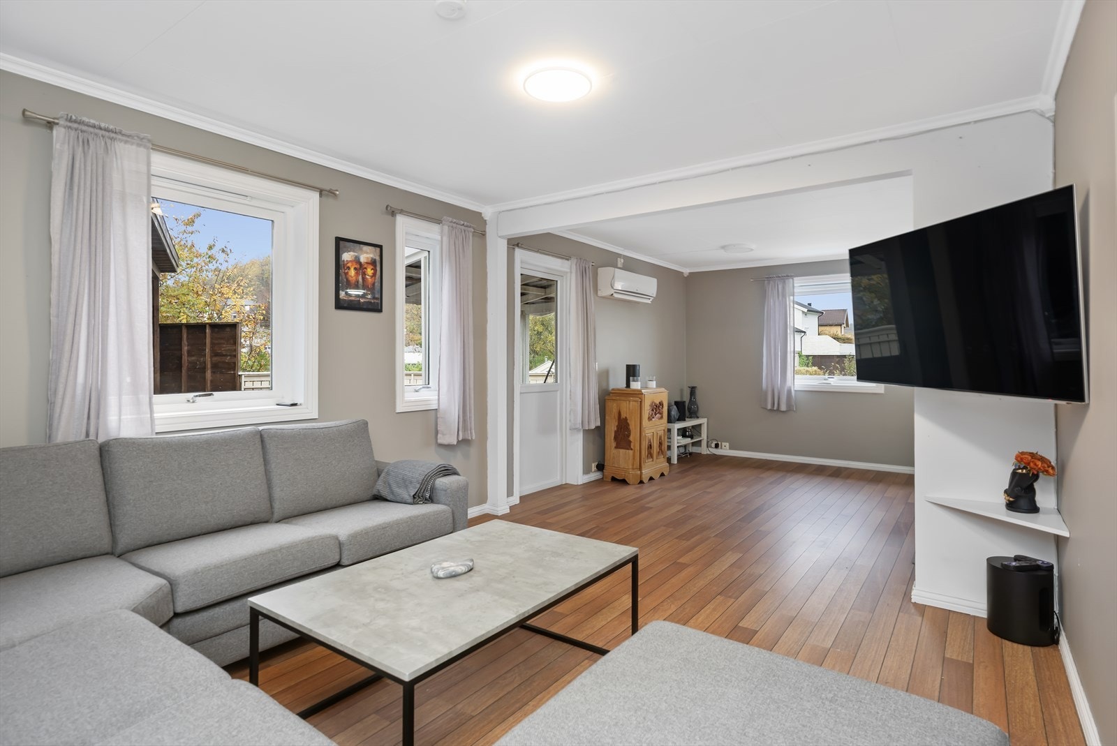 Utenfor er det en meget stor veranda og uteplass Galleribilde