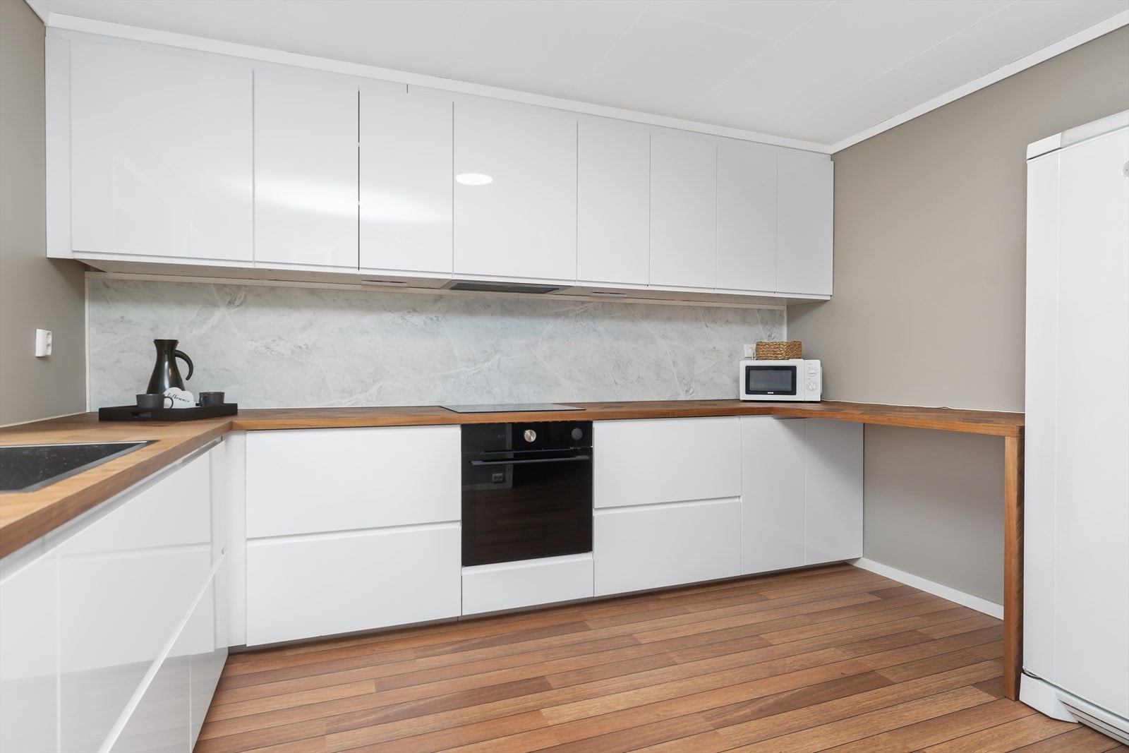 Nyere kjøkken fra Ikea, meget romslig, fint og nøytralt Galleribilde