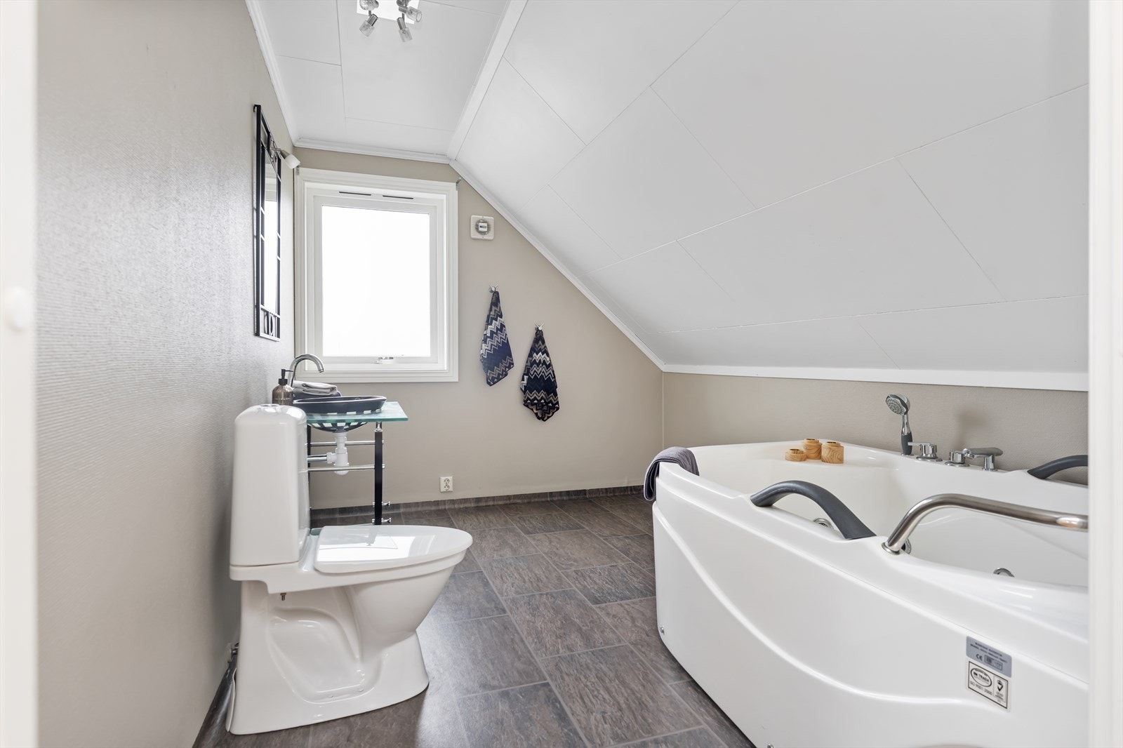 Badet oppe er også av god størrelse Galleribilde