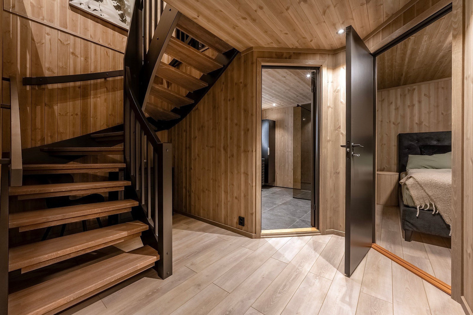 Ned trappen kommer du til 2.etasjen. Her finner du bl.a. 3 soverom, vaskerom og bad. Galleribilde