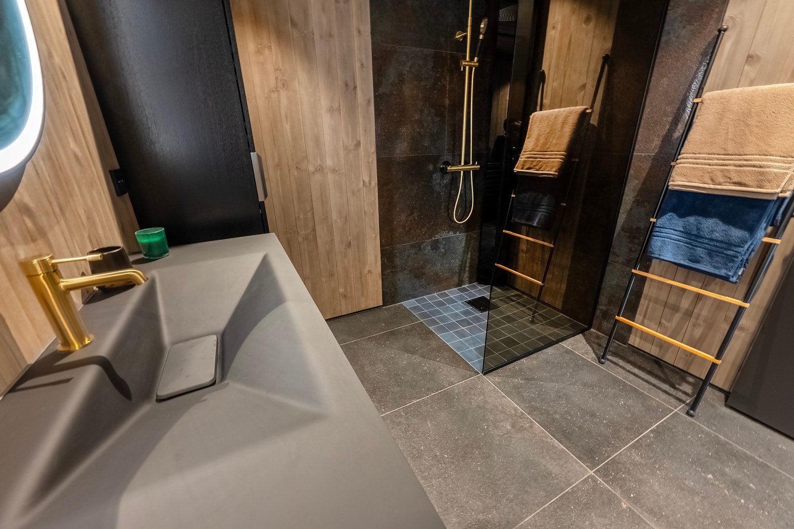 Det er elektriske varmekabler i gulvet som kan reguleres via app. Galleribilde