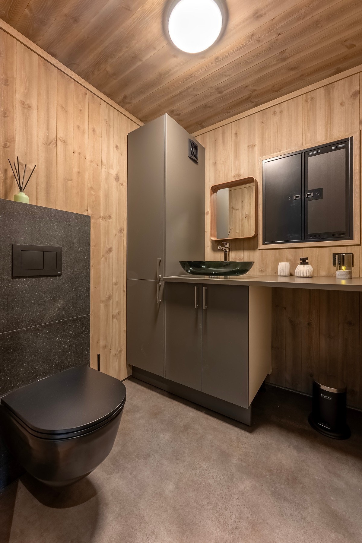 Her også er det innredning fra LINN. Det er opplegg til vaskemaskin i rommet. Galleribilde