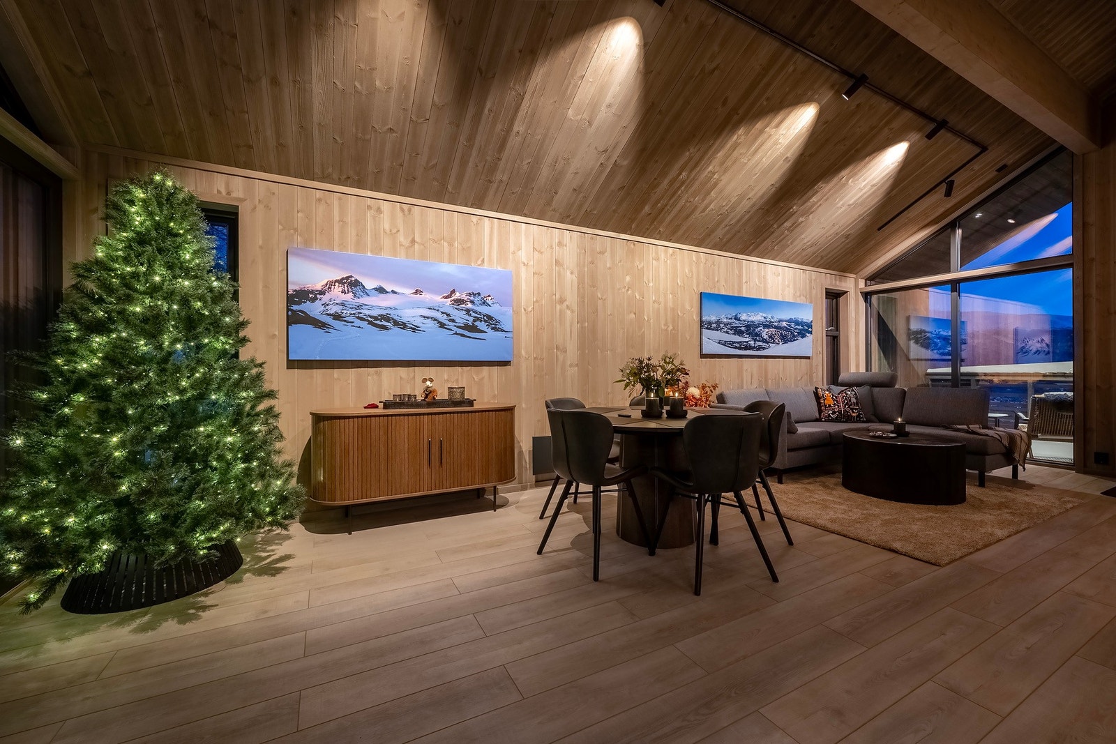 I toppetasjen har du smarthusstyring av belysning via app. Galleribilde