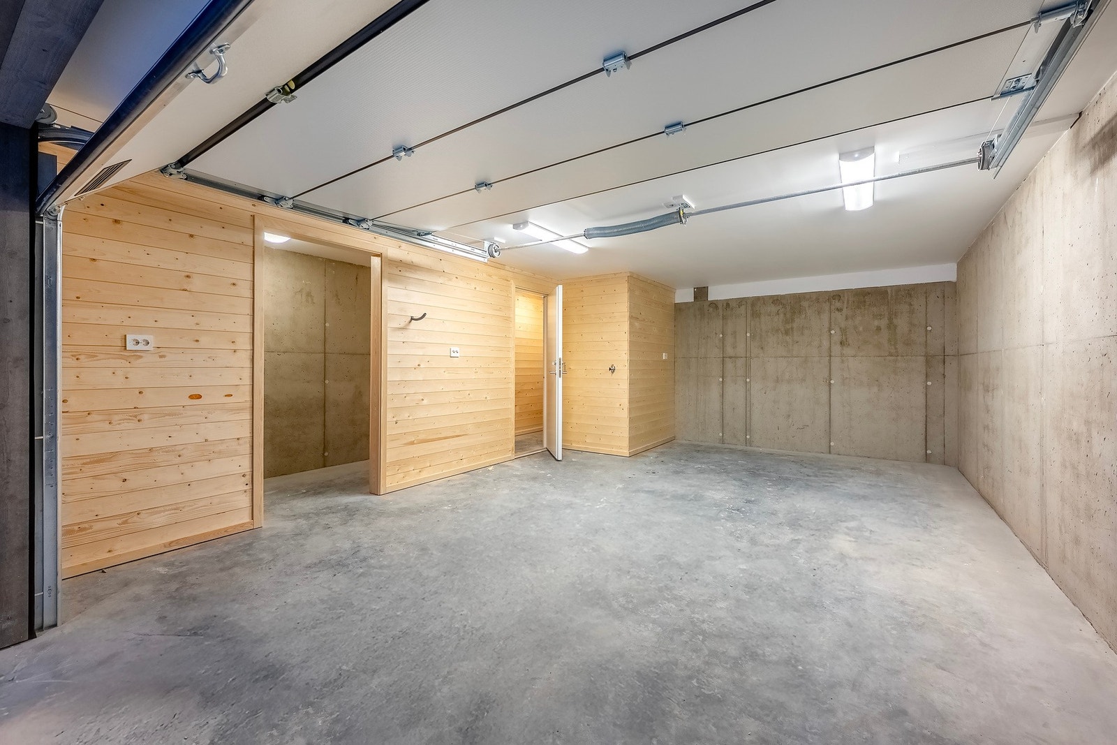 Garasjeplassen fremgår av god størrelse. Galleribilde