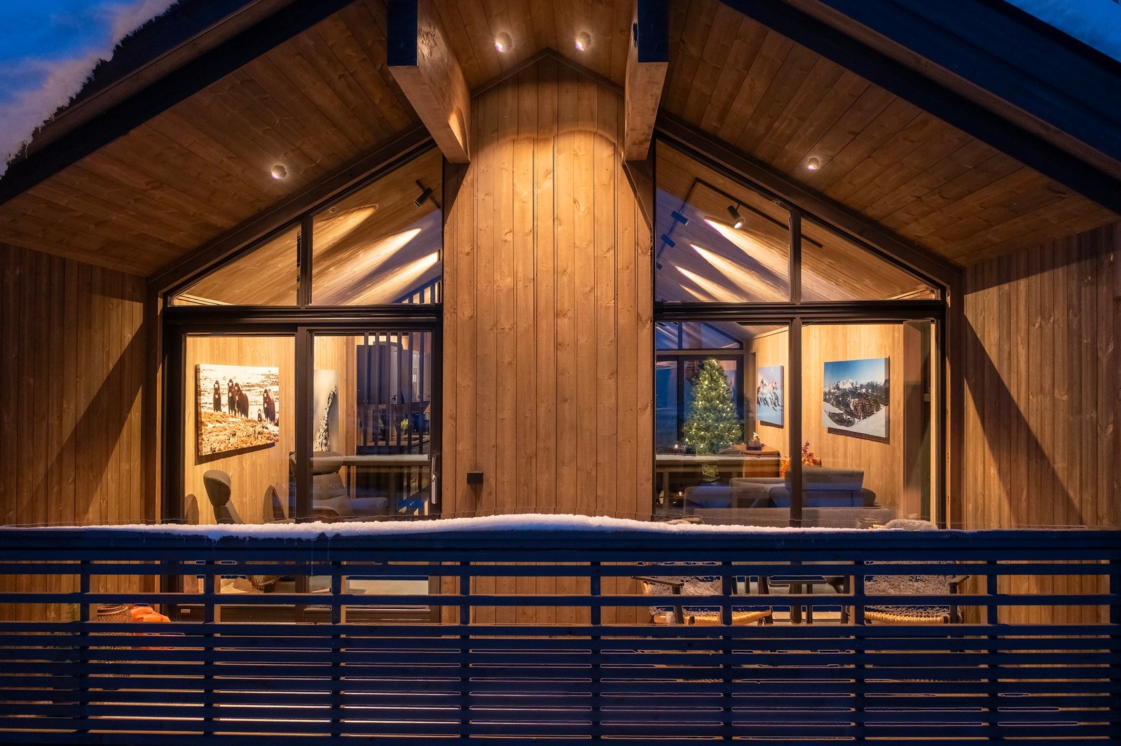 De store vindusflatene og den gode takhøyden i rommet bidrar til en luftig og romslig følelse. Galleribilde