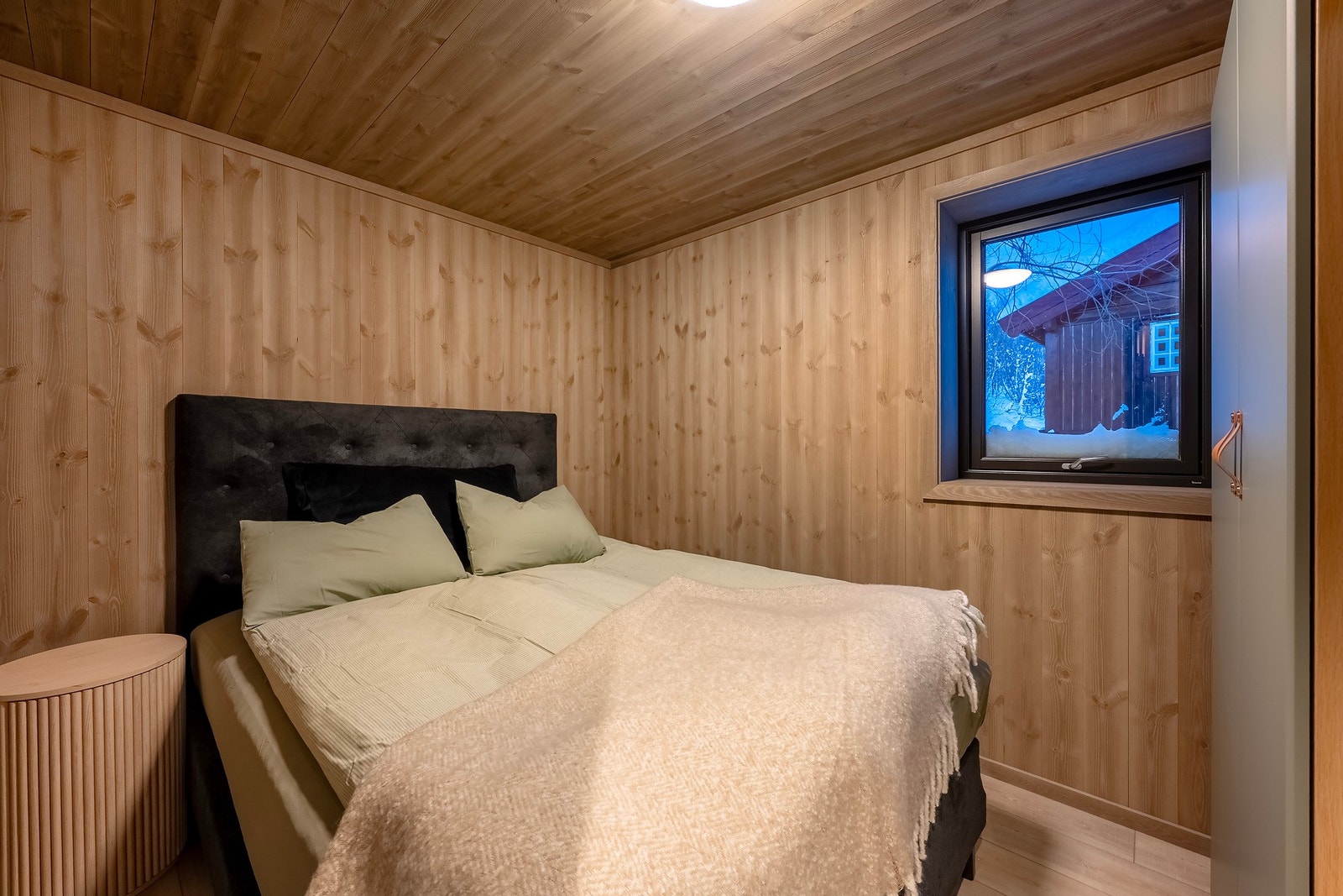 Soverommene er av god størrelse. Hvorav dette er på 7 kvadratmeter og med god plass til dobbeltseng. Galleribilde