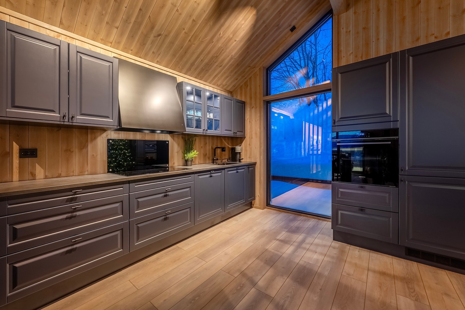 Stilrent kjøkken fra HTH med mye skap- og benkeplass. Galleribilde