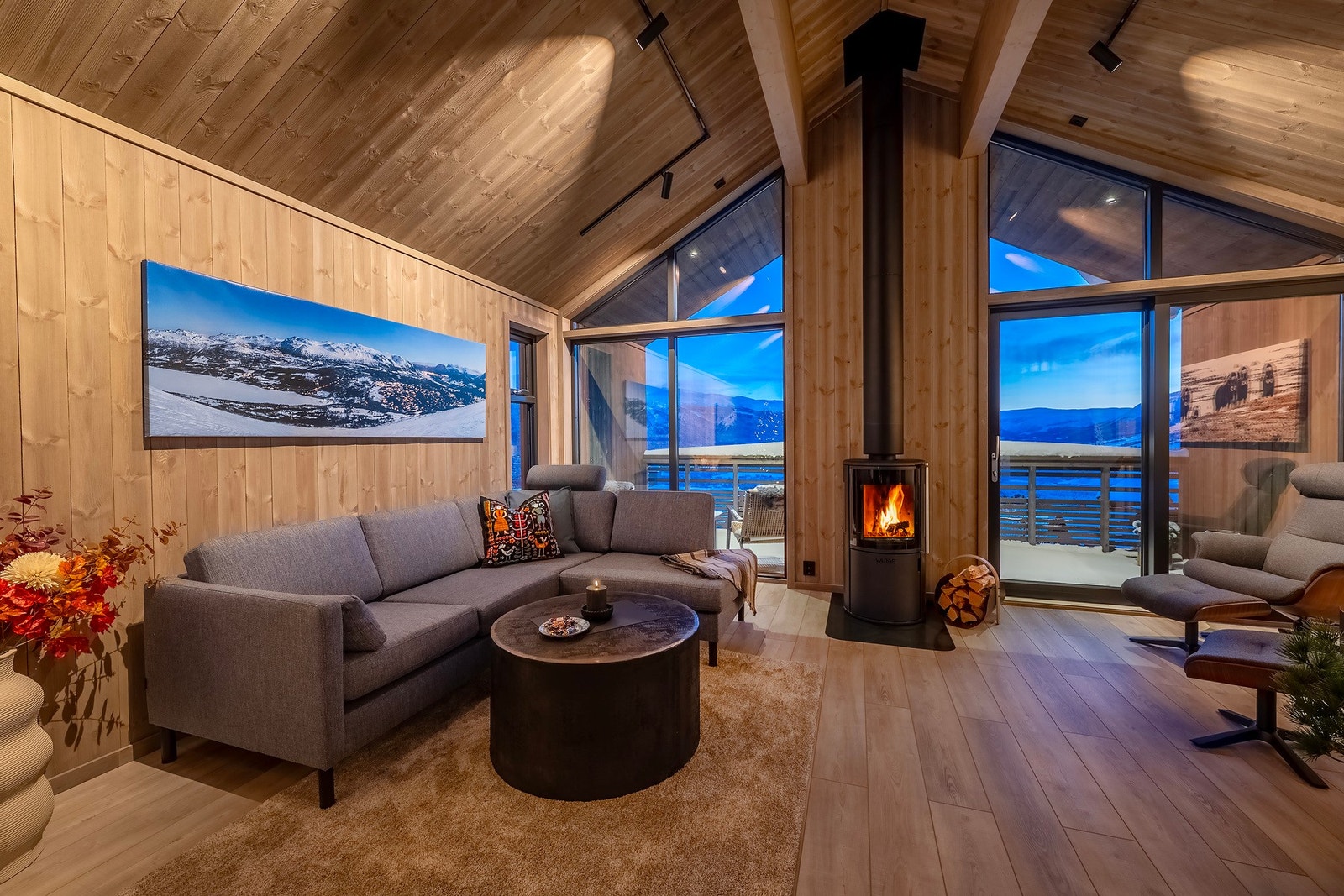 Hytta strekker seg over 3 plan og inneholder bl.a. 3 soverom, 3 terrasser, vaskerom, garasje og 2 boder. Galleribilde