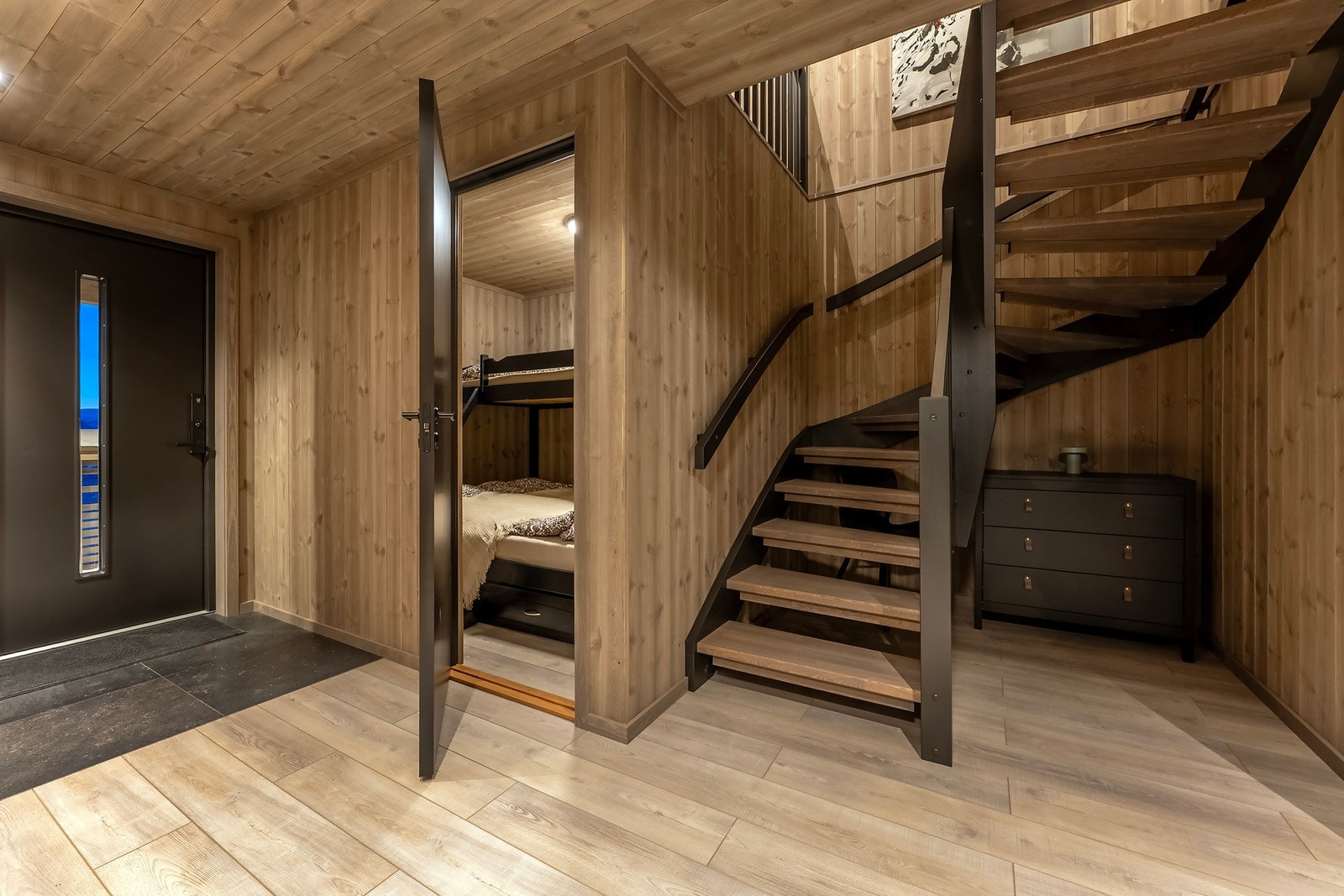 Arealet under trappen kan fint benyttes til oppbevaring. Galleribilde