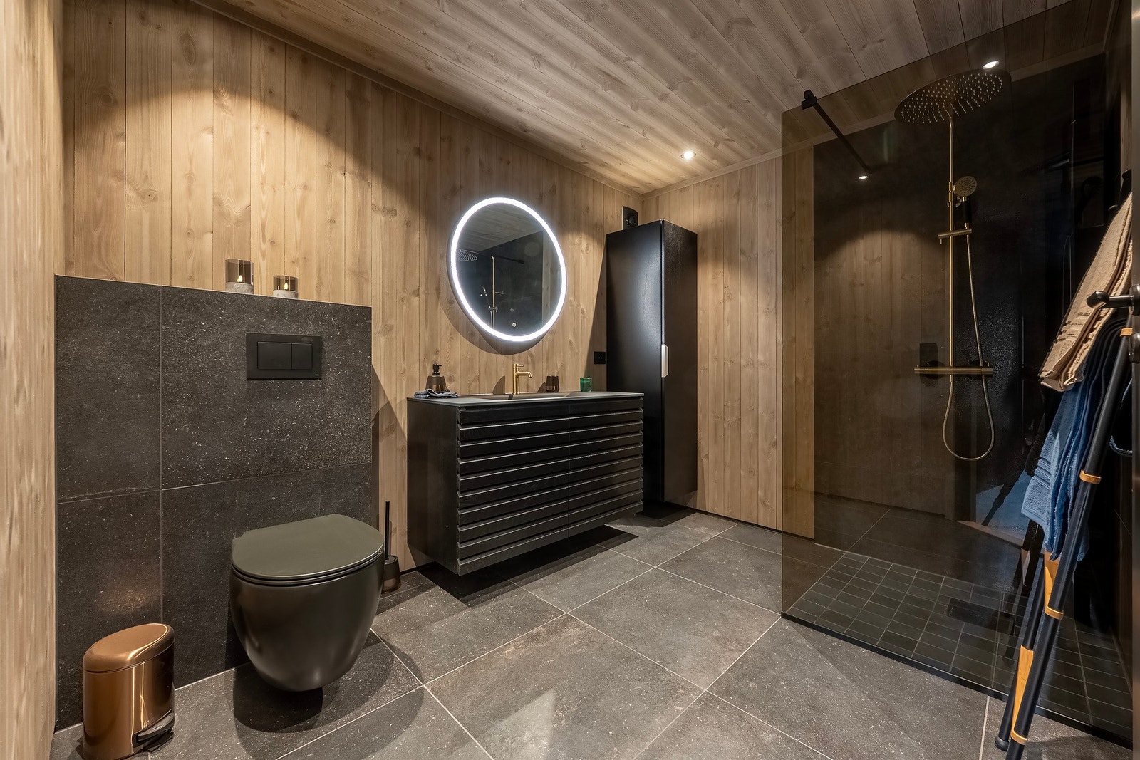 Rålekkert bad fra byggeår (2025) med baderomsinnredning fra LINN. Galleribilde