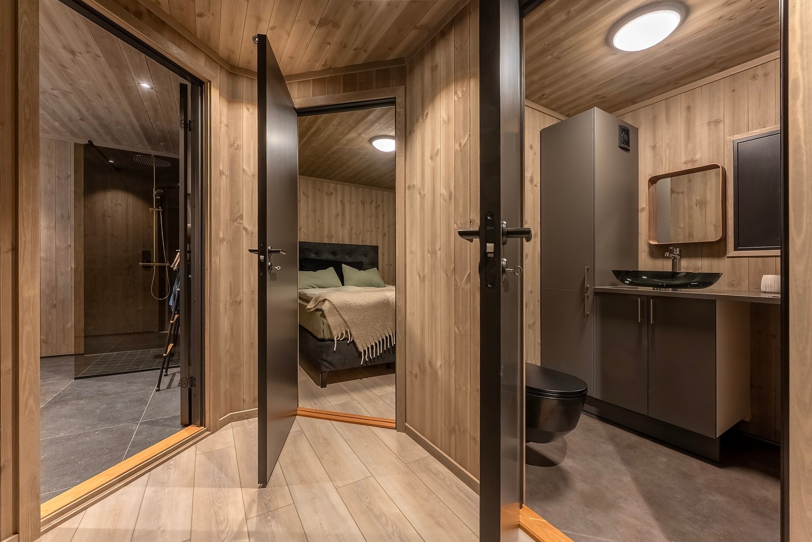 Like over gangen fra badet har du vaskerommet. Galleribilde