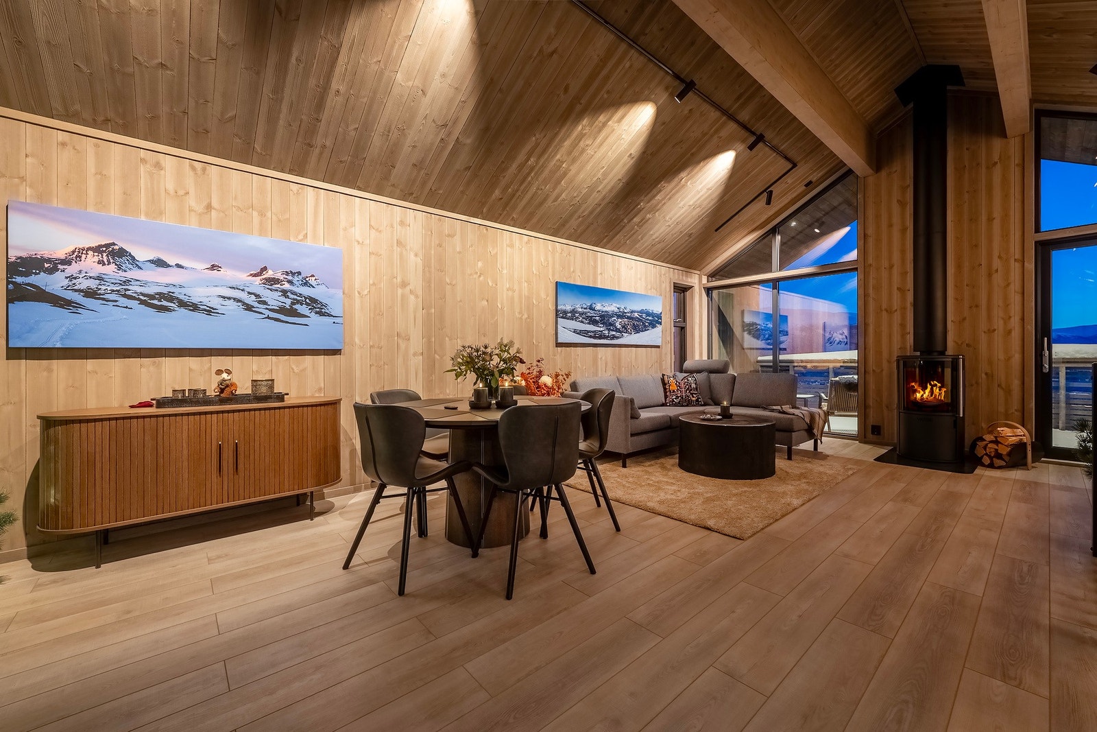 Byggeåret er 2025. Hytta fremgår av høy kvalitet og en rekke moderne løsninger. Galleribilde