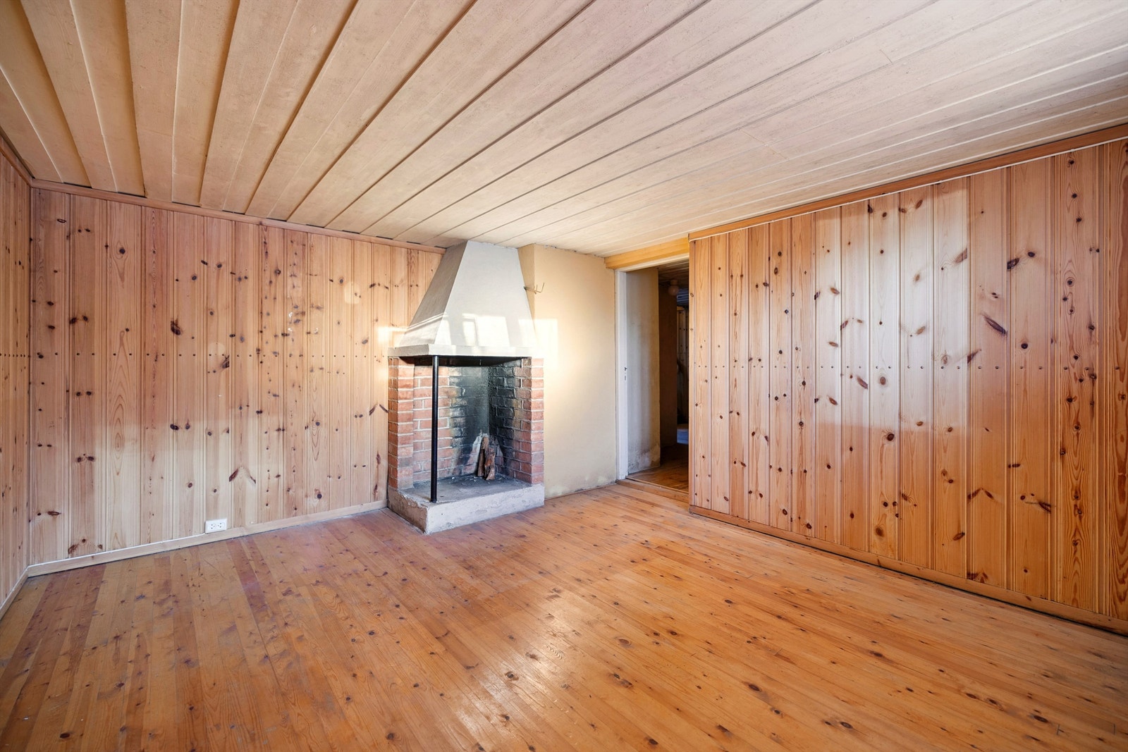 I kjelleren er det et disponibelt rom med åpen peis og tregulv. Galleribilde